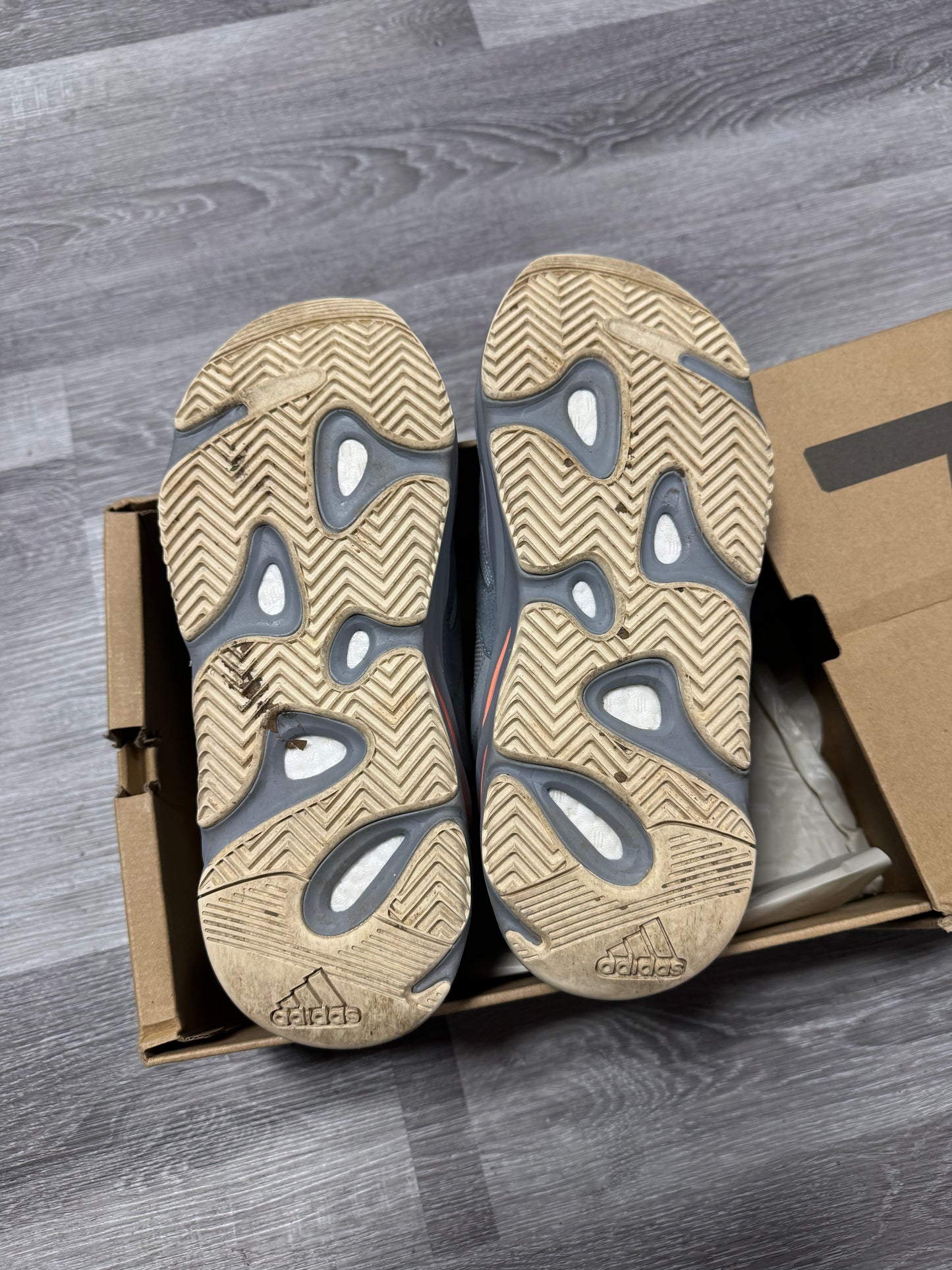 Yeezy 700 Inertia / Preowned