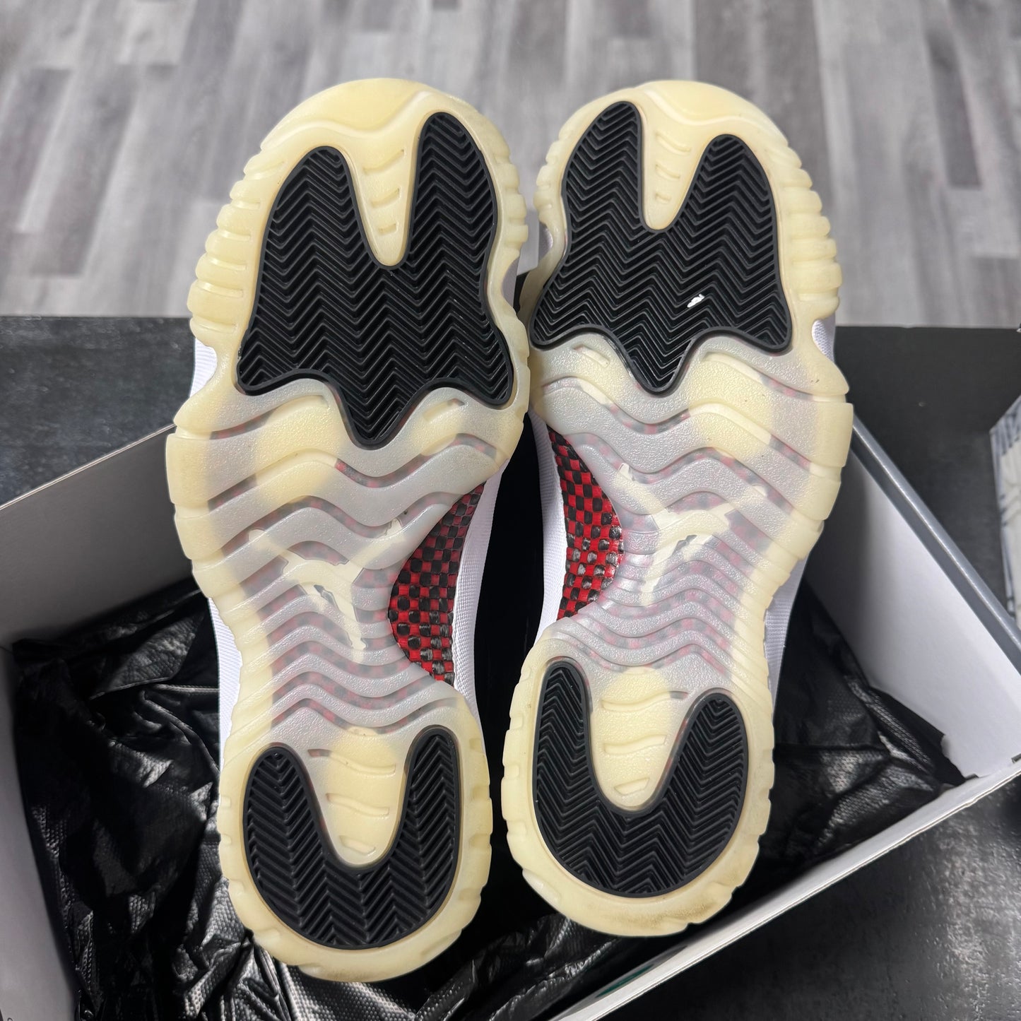 Jordan 11 Low 72-10 / Preowned