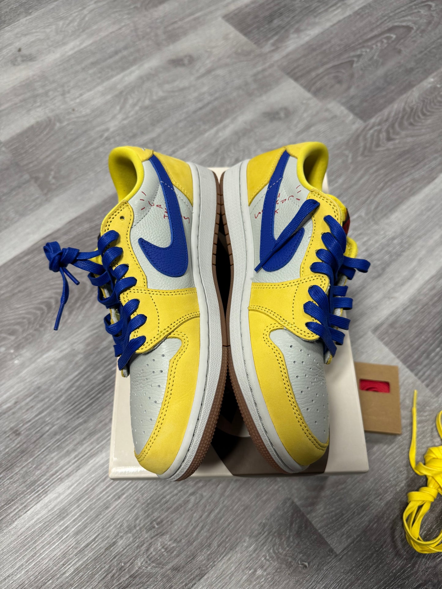 Jordan 1 Low Travis Scott Canary / Preowned