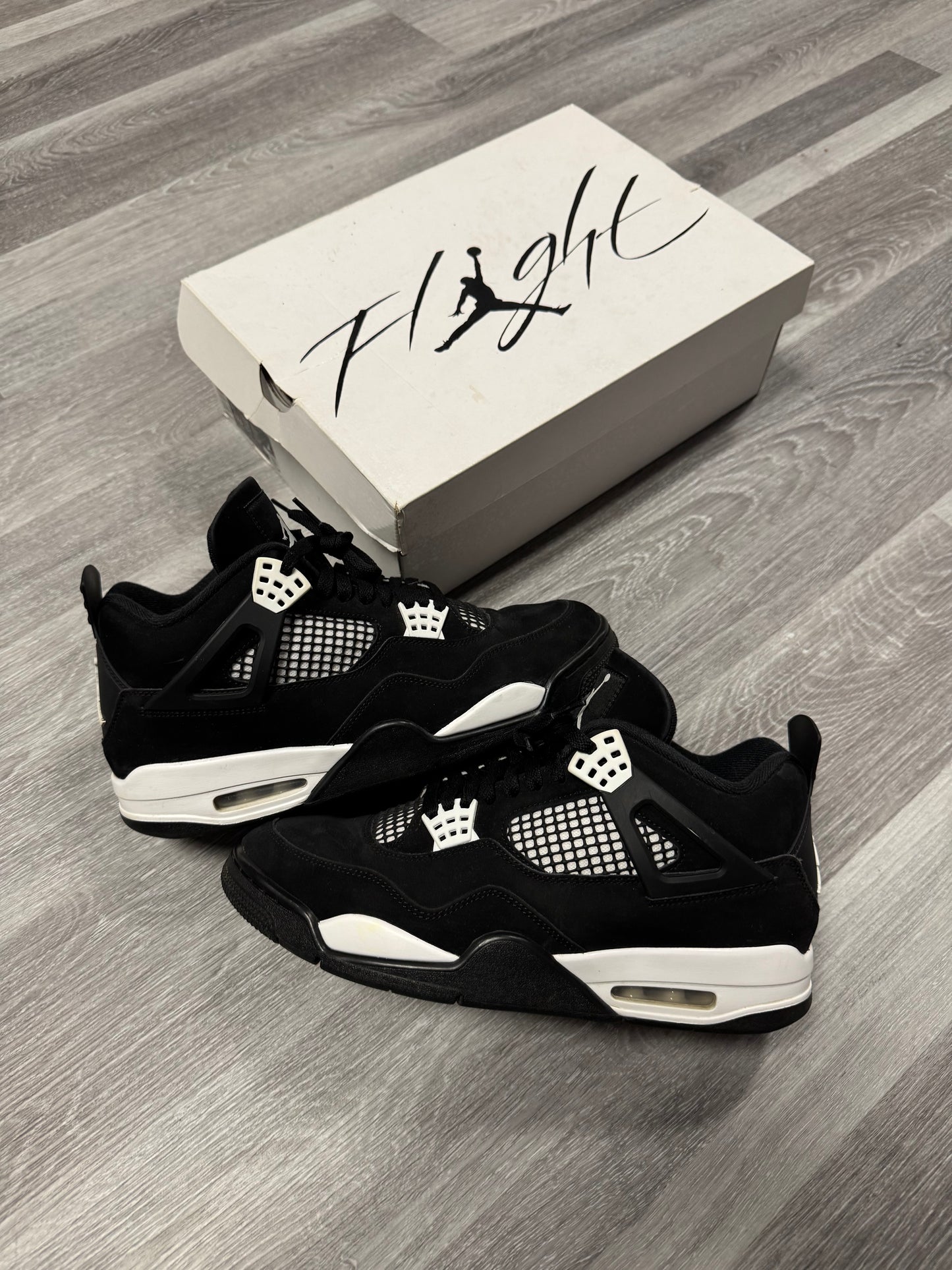 Jordan 4 White Thunder ⚡️ / Preowned