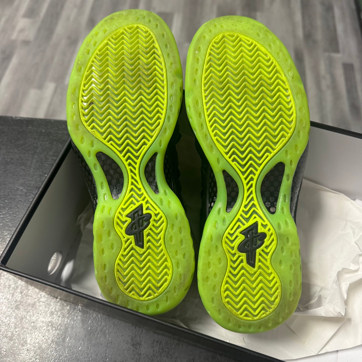 Nike Air Foamposite One Black Volt / Preowned
