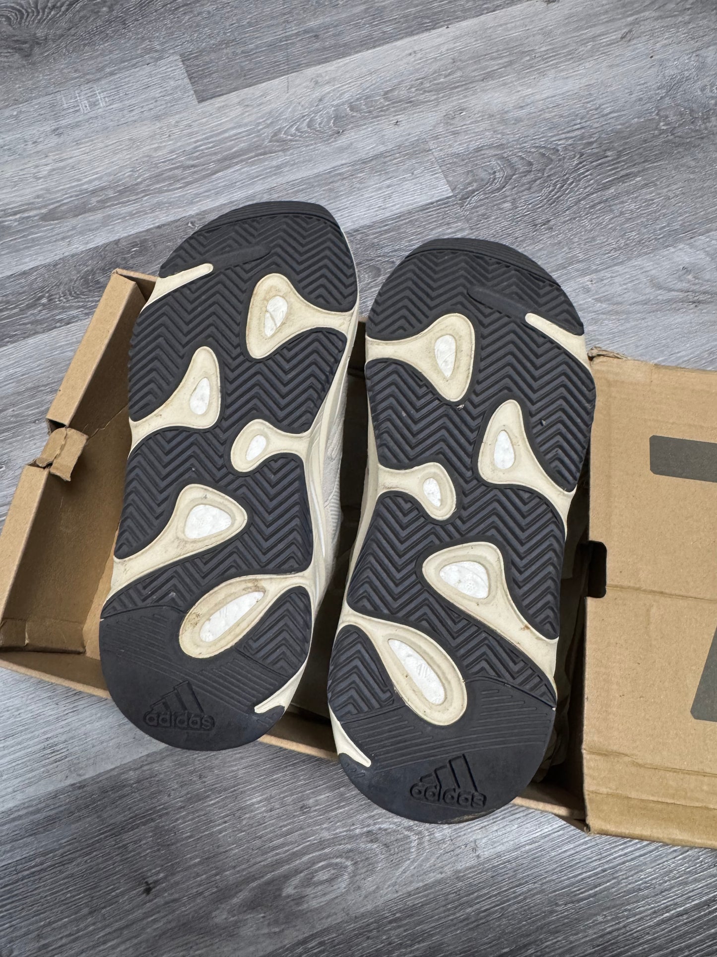 Yeezy 700 Analog / Preowned