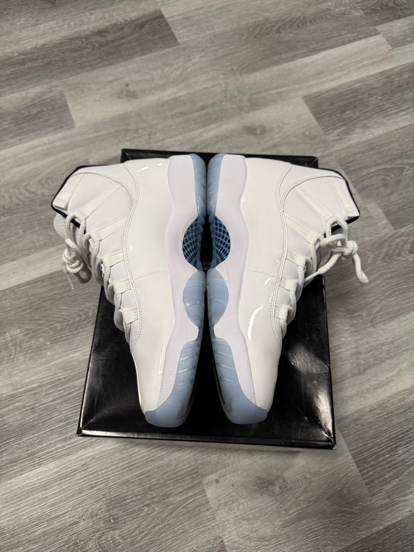 Jordan 11 Legend Blue / Preowned