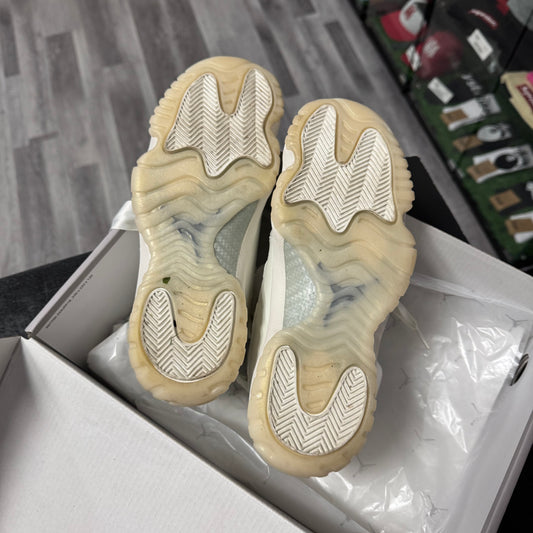 Jordan 11 Pearl / Preowned