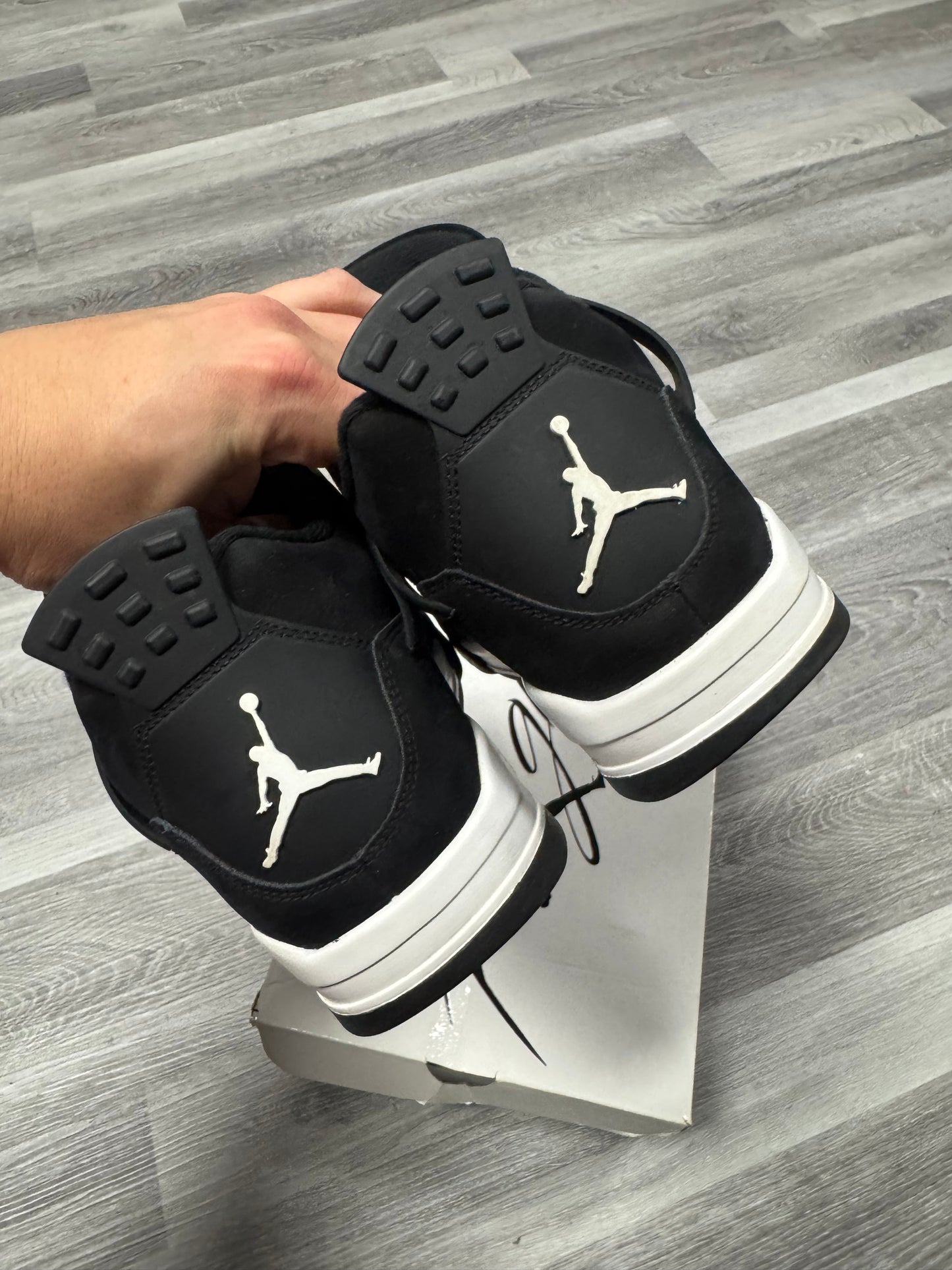 Jordan 4 White Thunder ⚡️ / Preowned