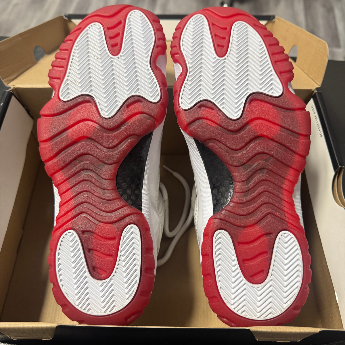 Jordan 11 Low Cherry / Preowned