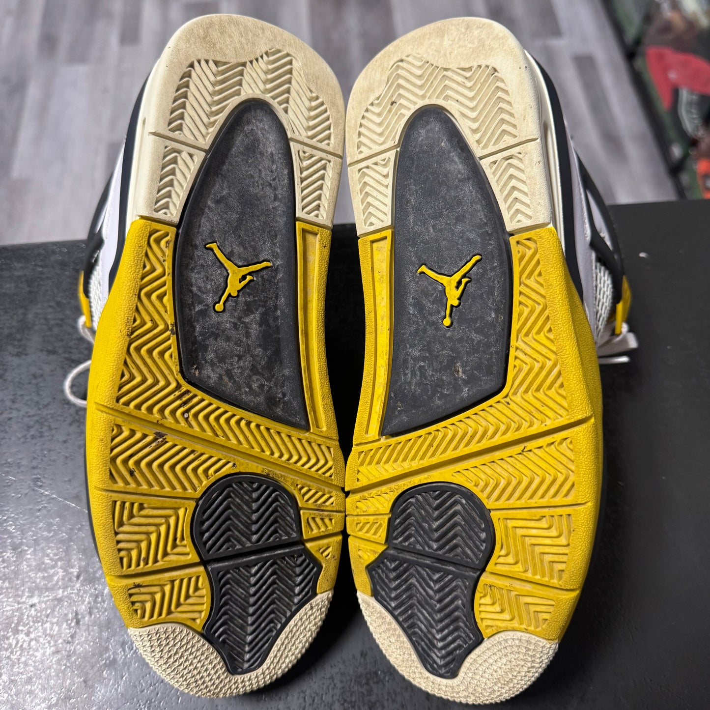 Jordan 4 Vivid Sulfur / Preowned