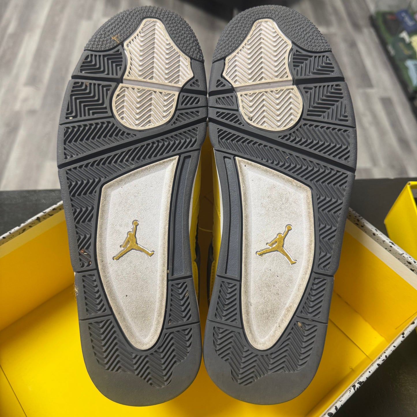 Jordan 4 Lightning / Preowned