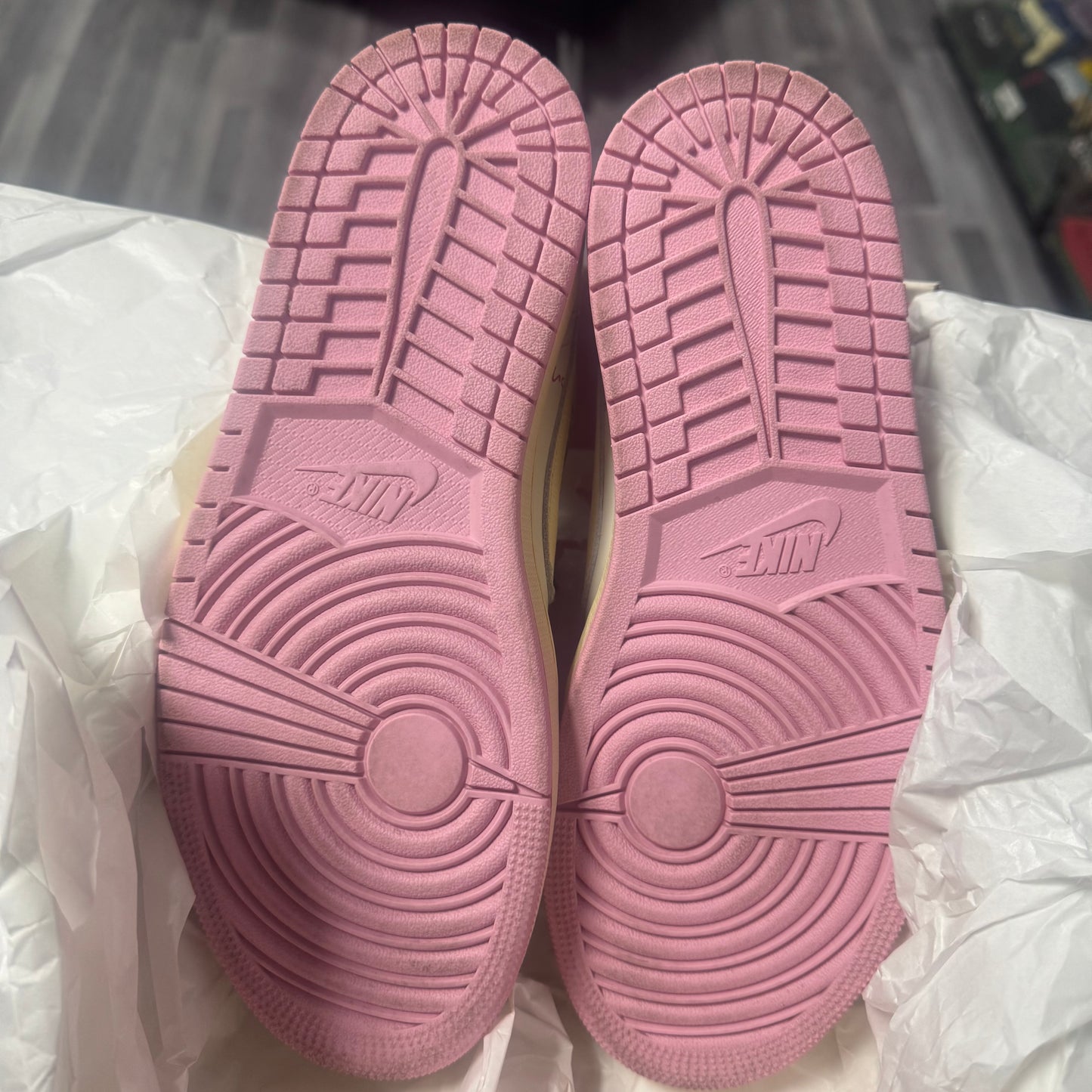 Jordan 1 Travis Scott Low Shy Pink / Preowned