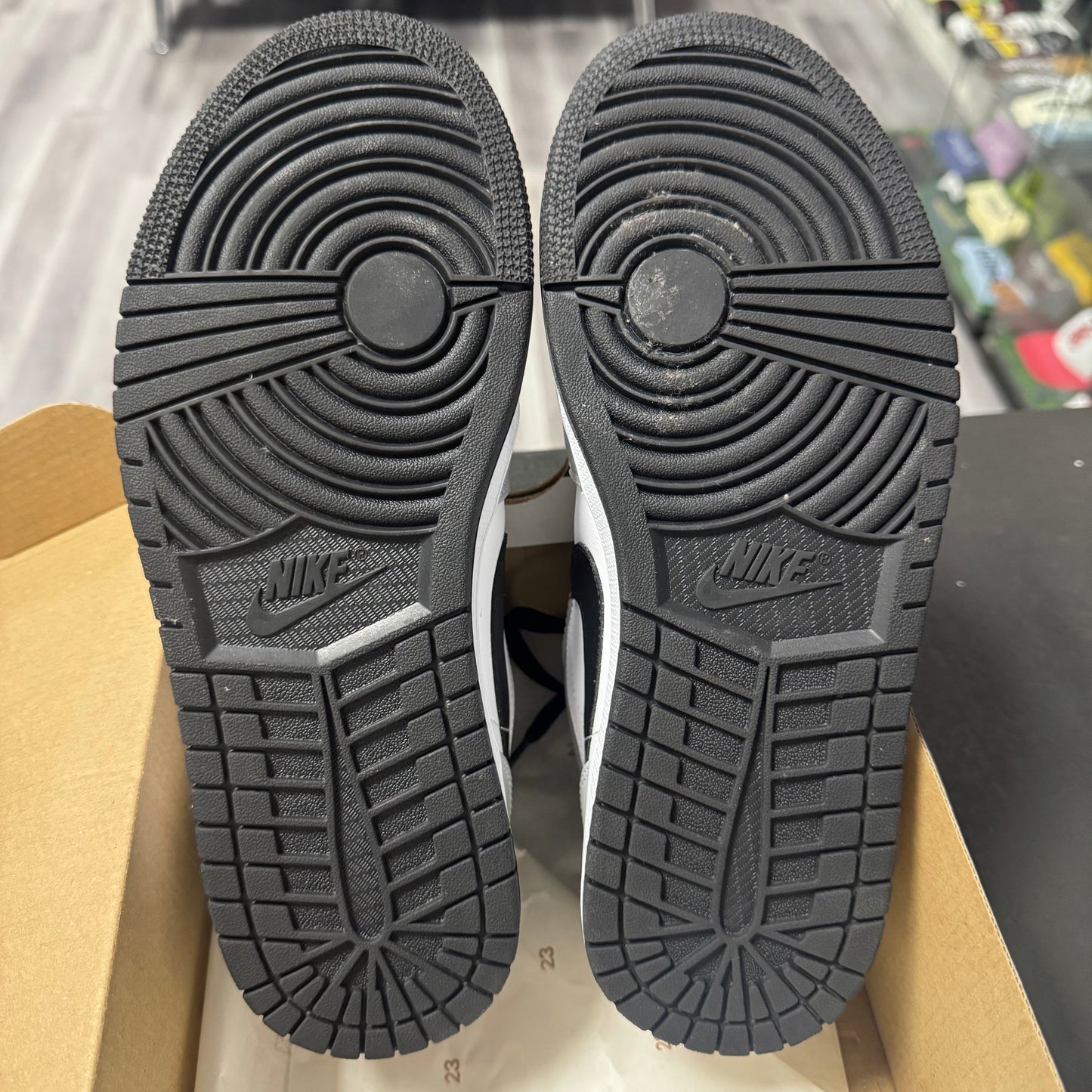 Jordan 1 Low Light Smoke Grey / Preowned
