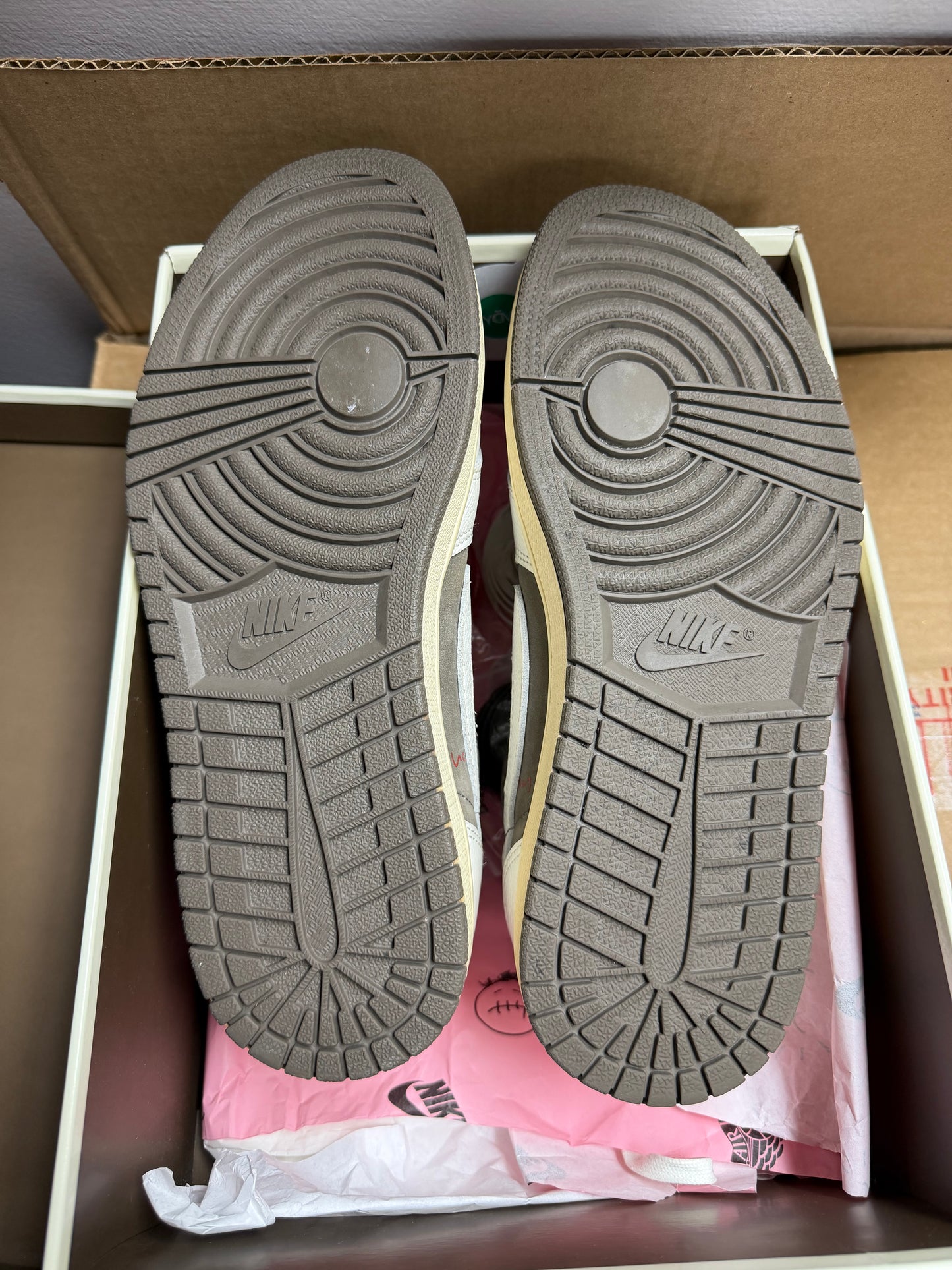 Jordan 1 Low Travis Scott Reverse Mocha / Preowned