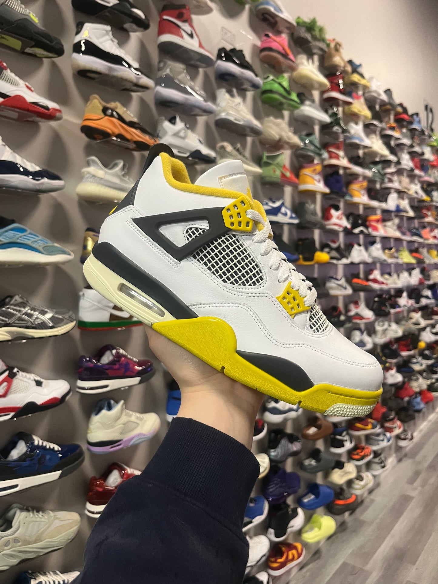 Jordan 4 Vivid Sulfur / Brand New