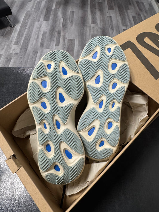 Yeezy 700 Azael / Preowned