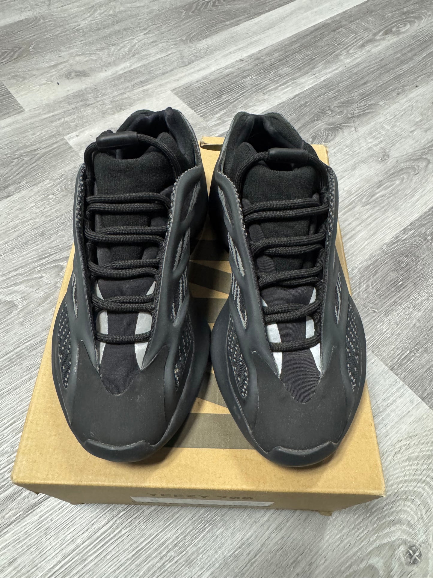 Yeezy 700 Dark Glow / Preowned