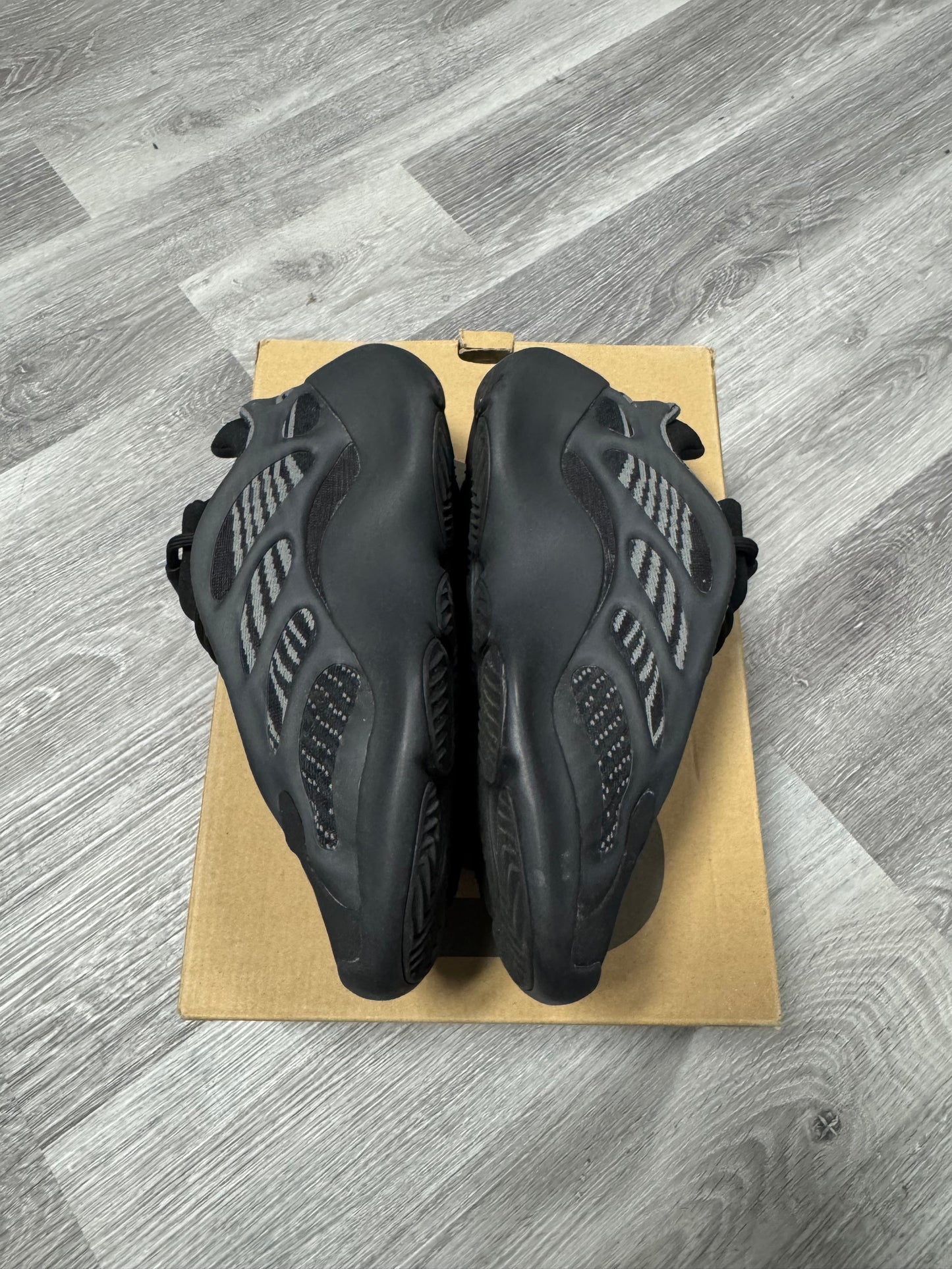 Yeezy 700 Dark Glow / Preowned