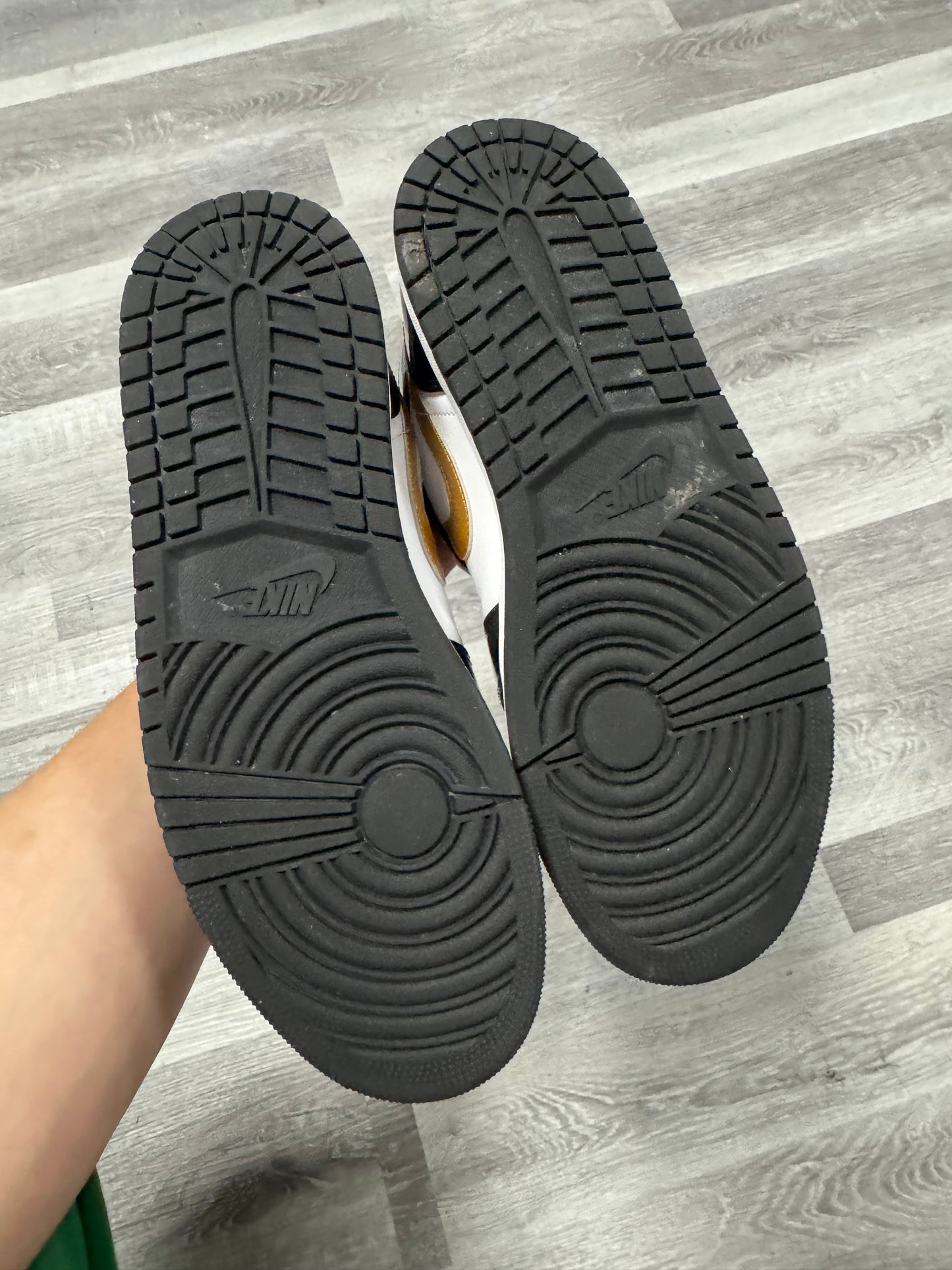 Jordan 1 Mid Patent Black Gold / Preowned