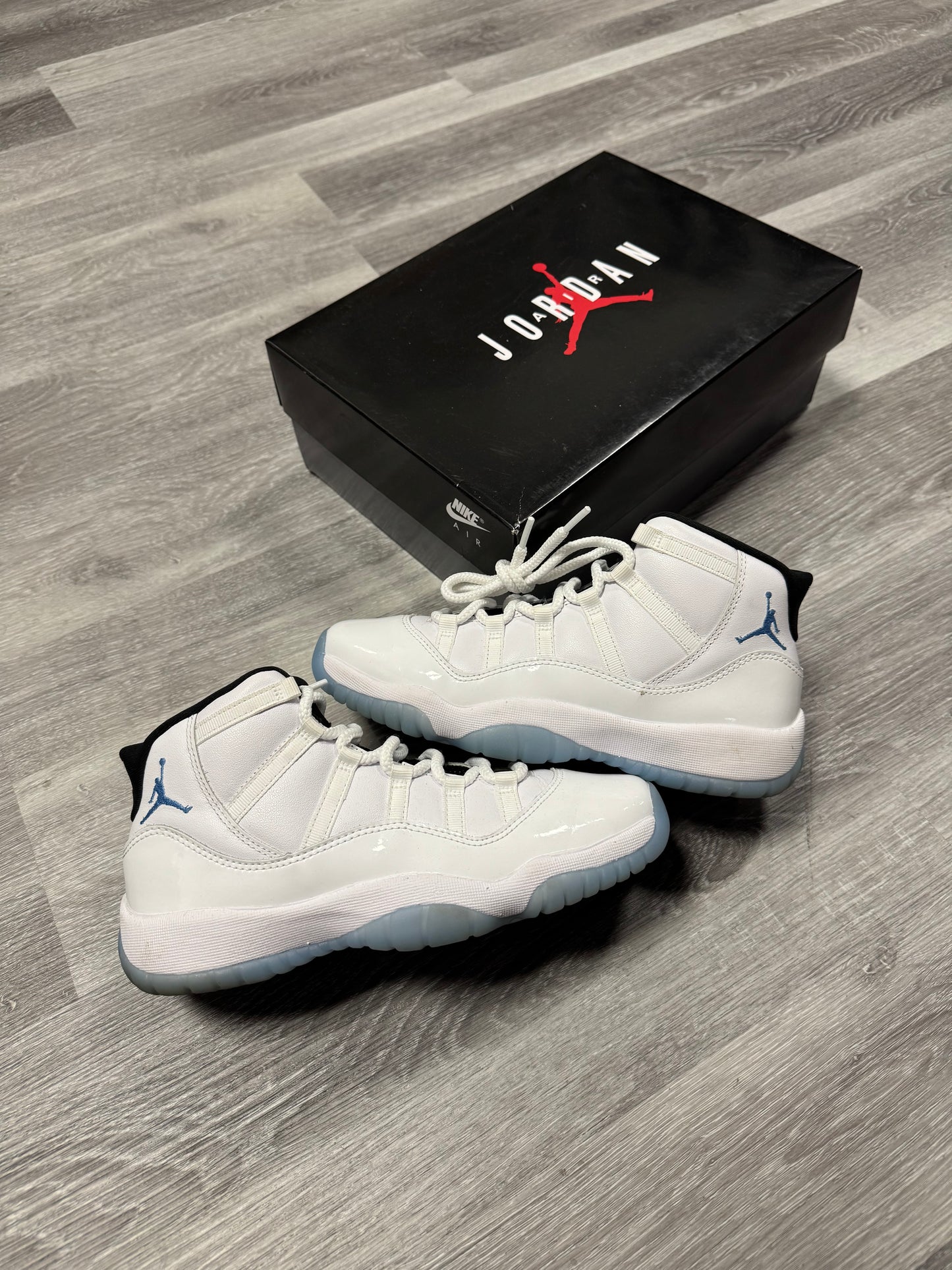 Jordan 11 Legend Blue / Preowned