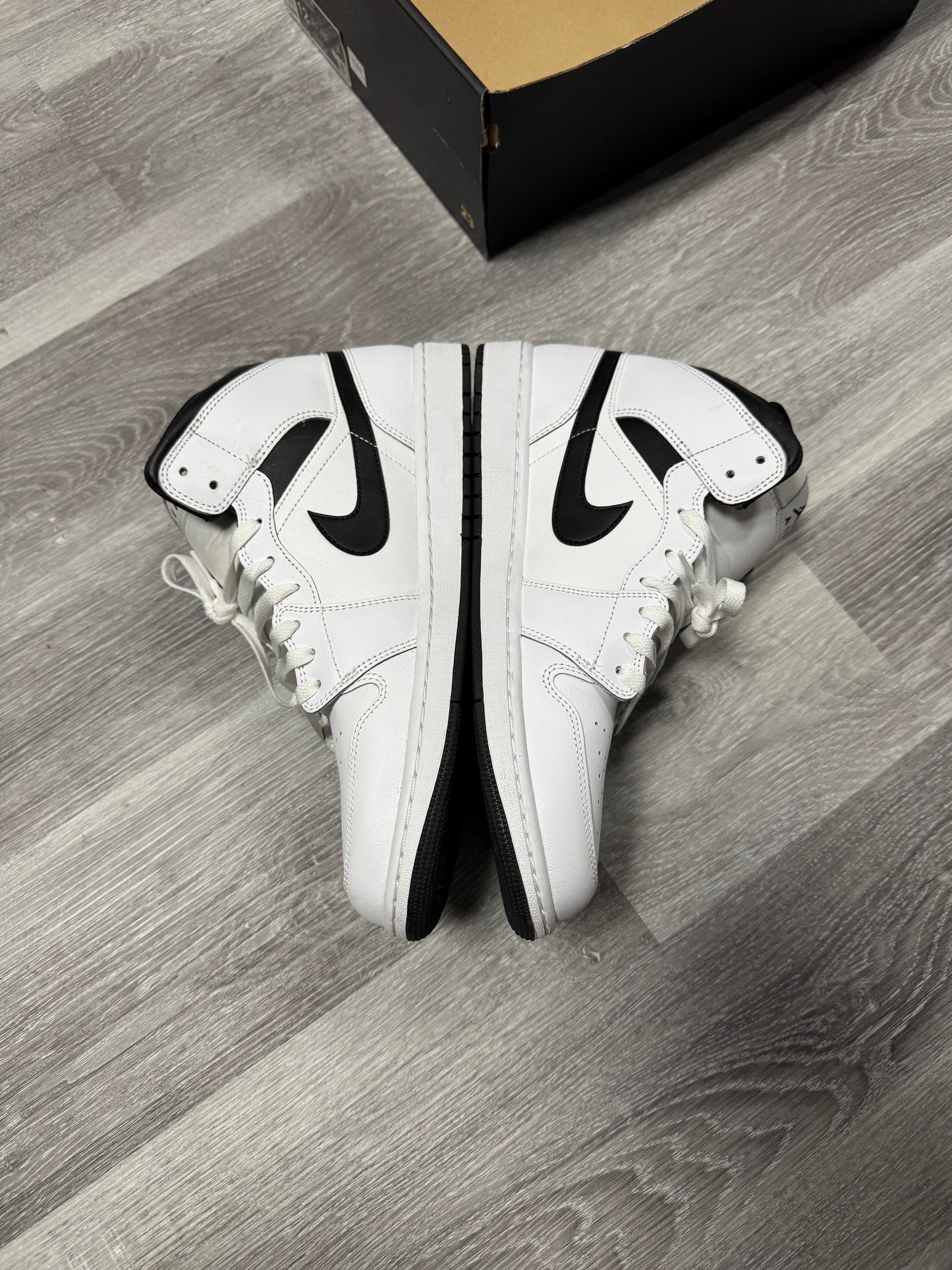 Jordan 1 Mid White Black / Preowned
