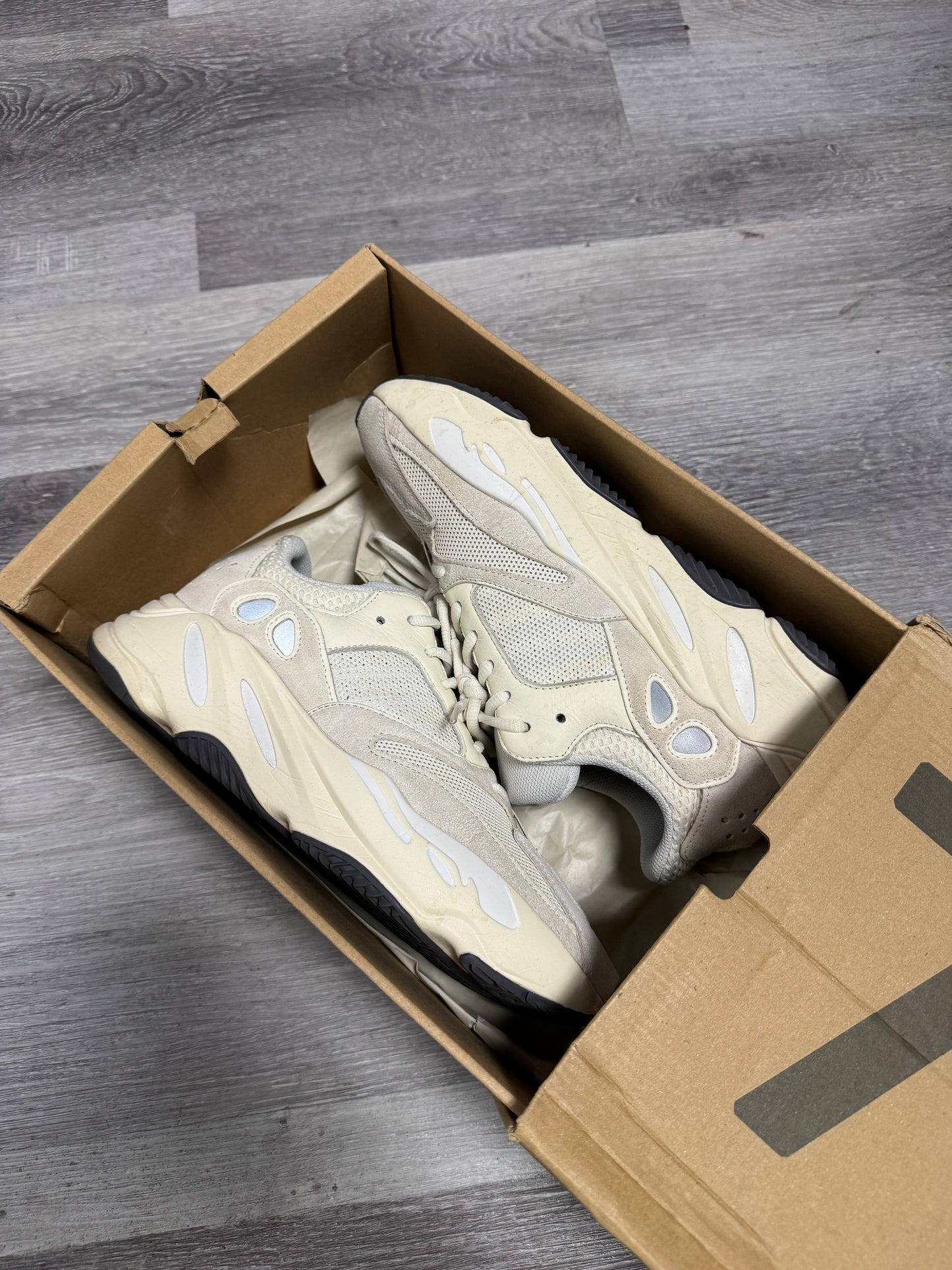 Yeezy 700 Analog / Preowned