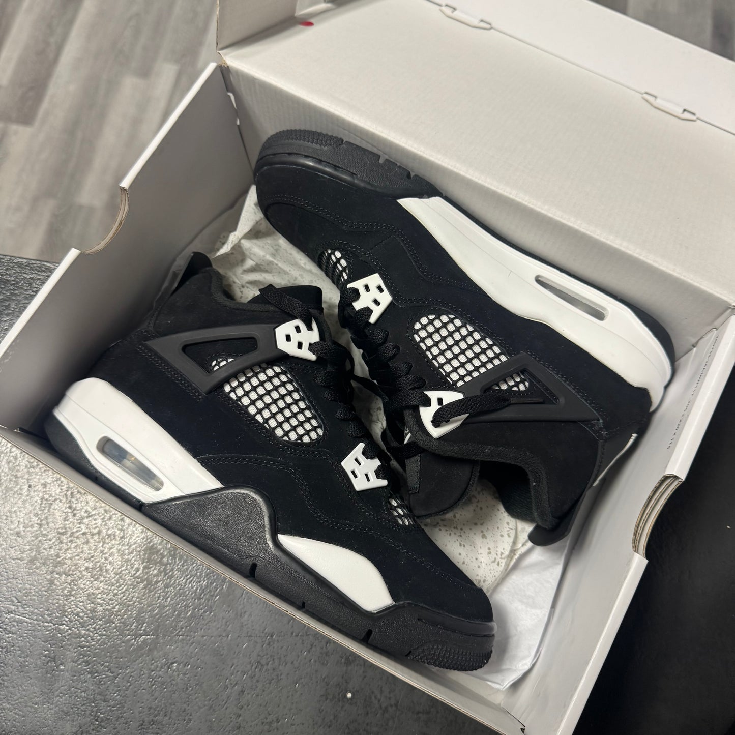 Jordan 4 White Thunder ⚡️ / Preowned