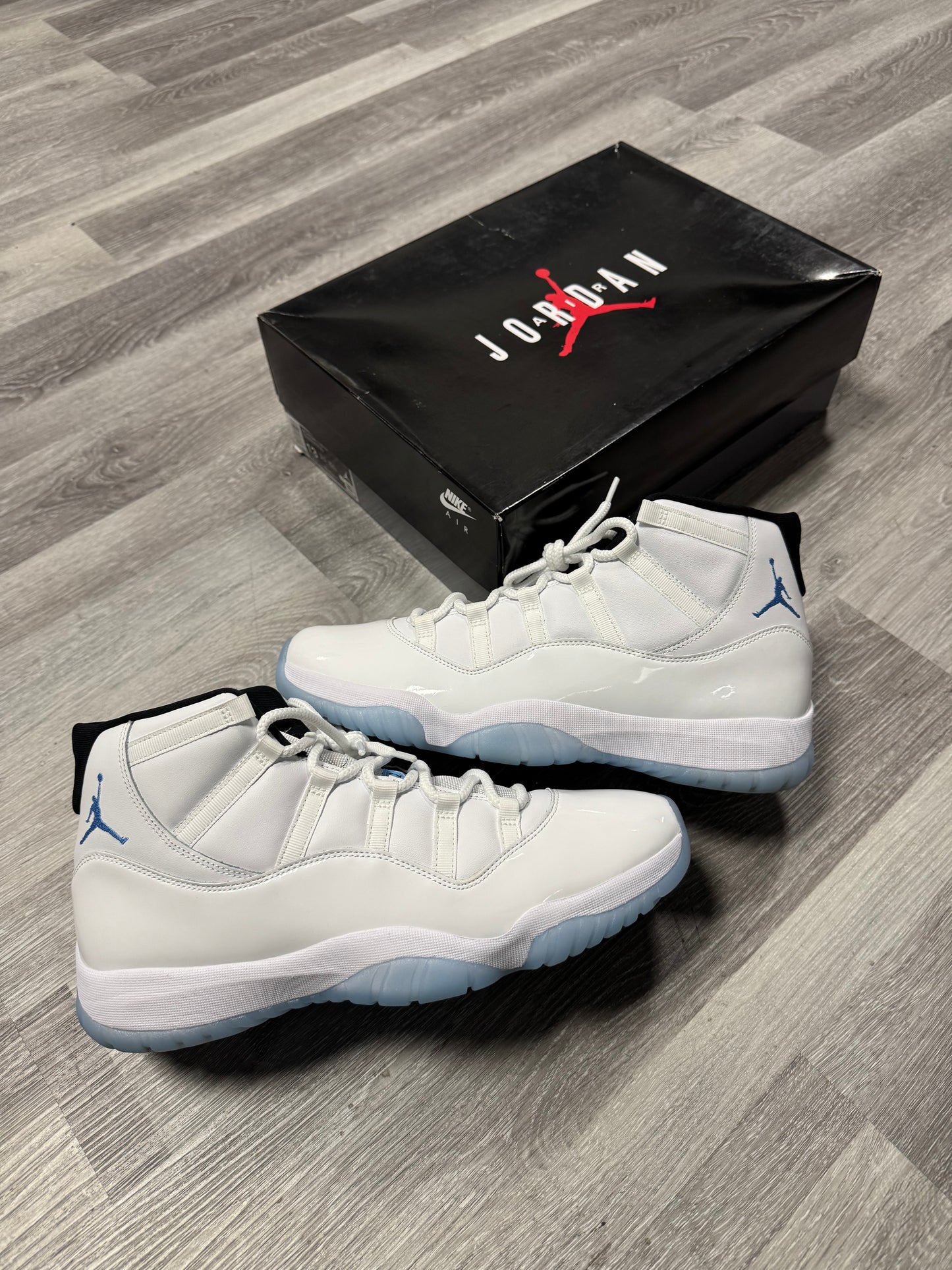 Jordan 11 Legend Blue / Preowned