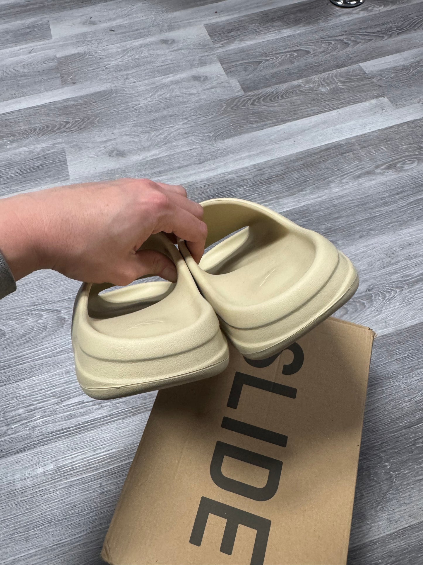 Yeezy Slide Bone / Preowned