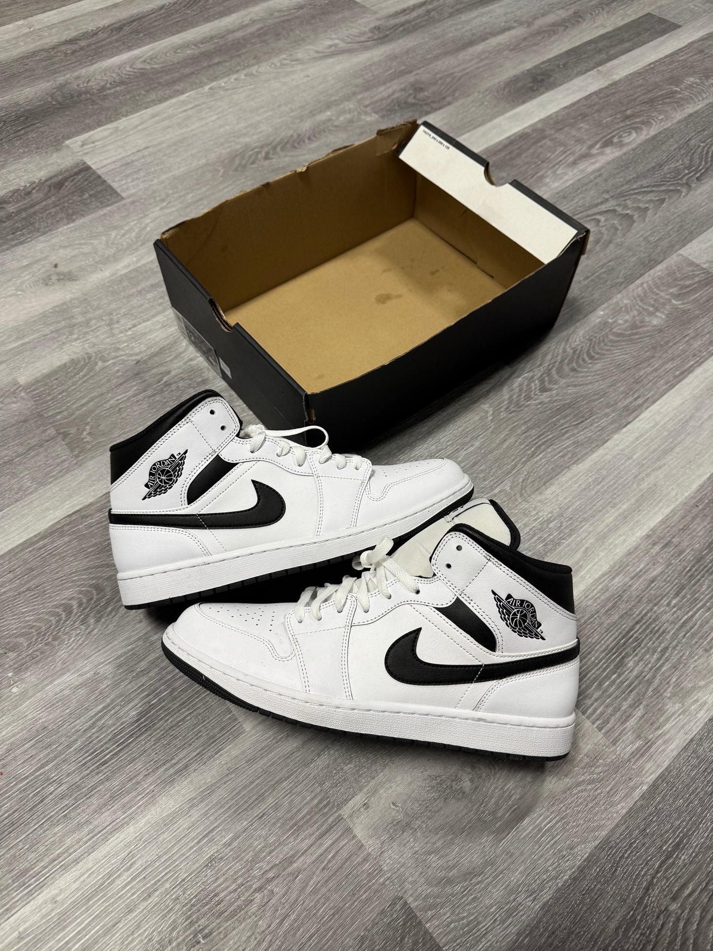 Jordan 1 Mid White Black / Preowned