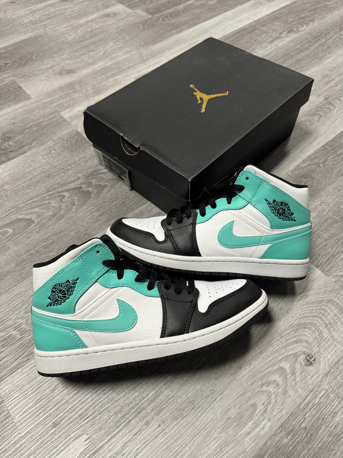 Jordan 1 Mid Tropical Twist / Preowned