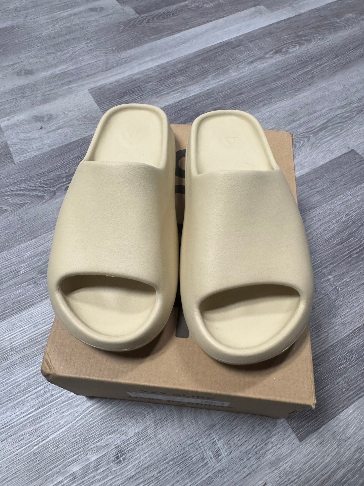 Yeezy Slide Bone / Preowned