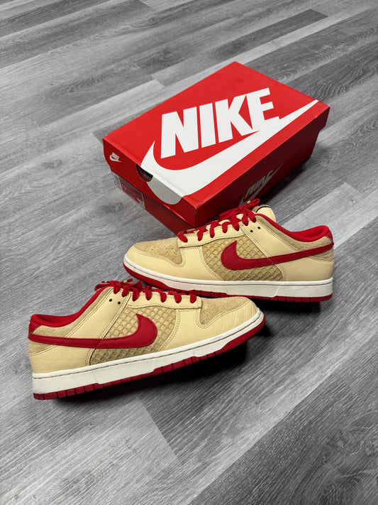 Dunk Low Strawberry Waffle / Preowned