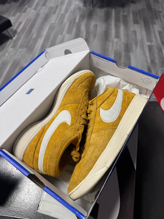 Book 1 Chevrolet Gold Leaf / Preowned