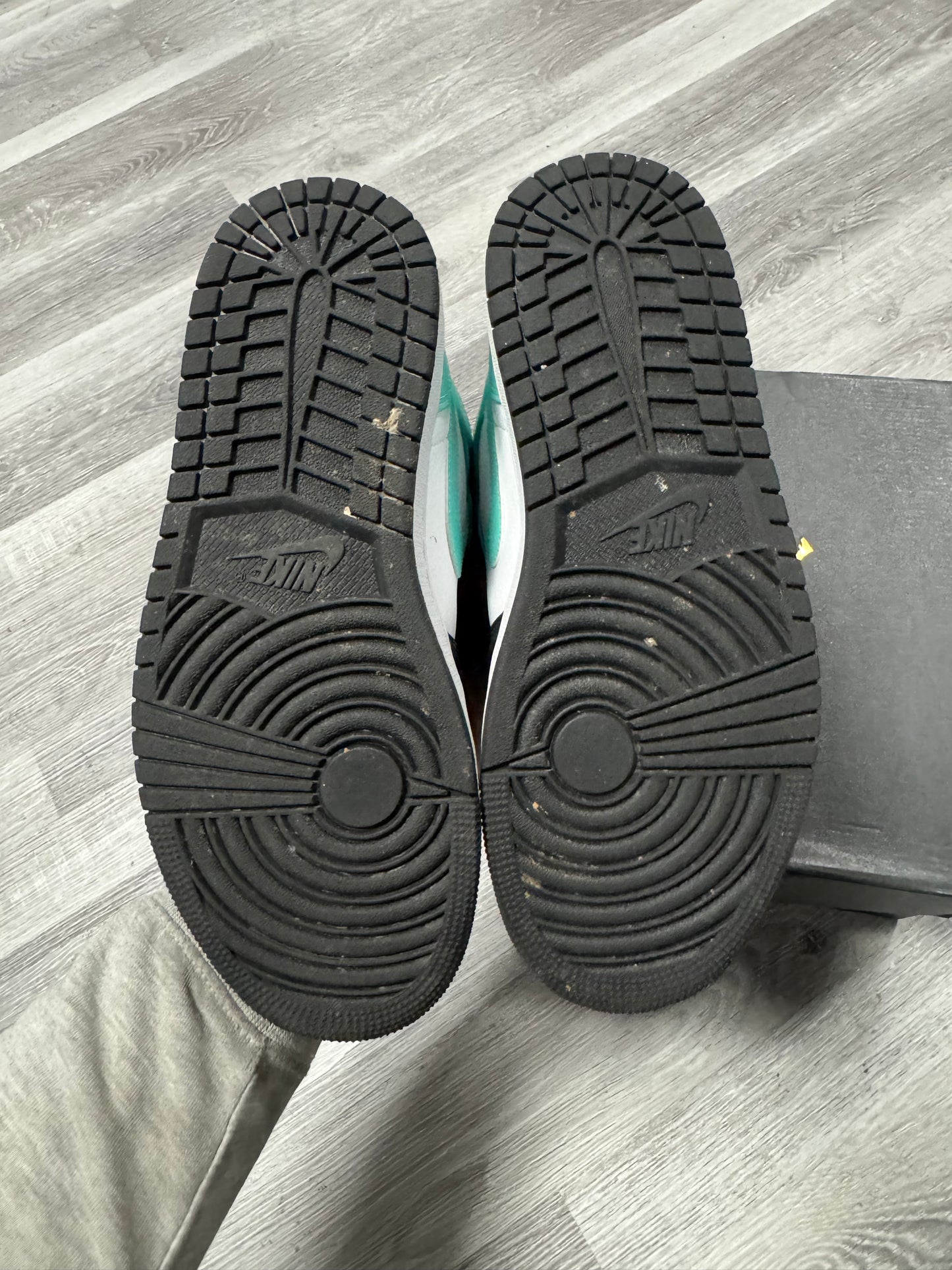 Jordan 1 Mid Tropical Twist / Preowned