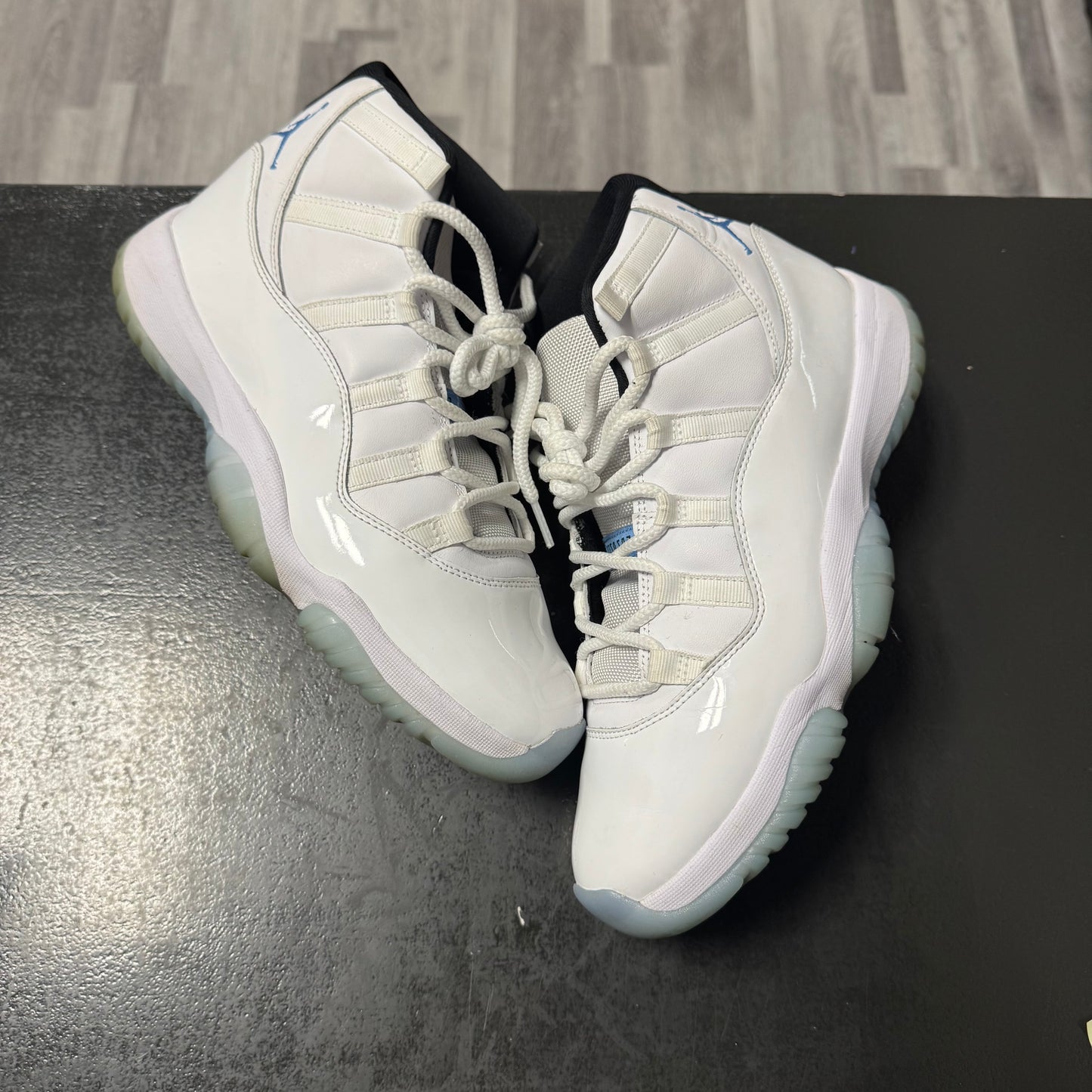 Jordan 11 Legend Blue / Preowned