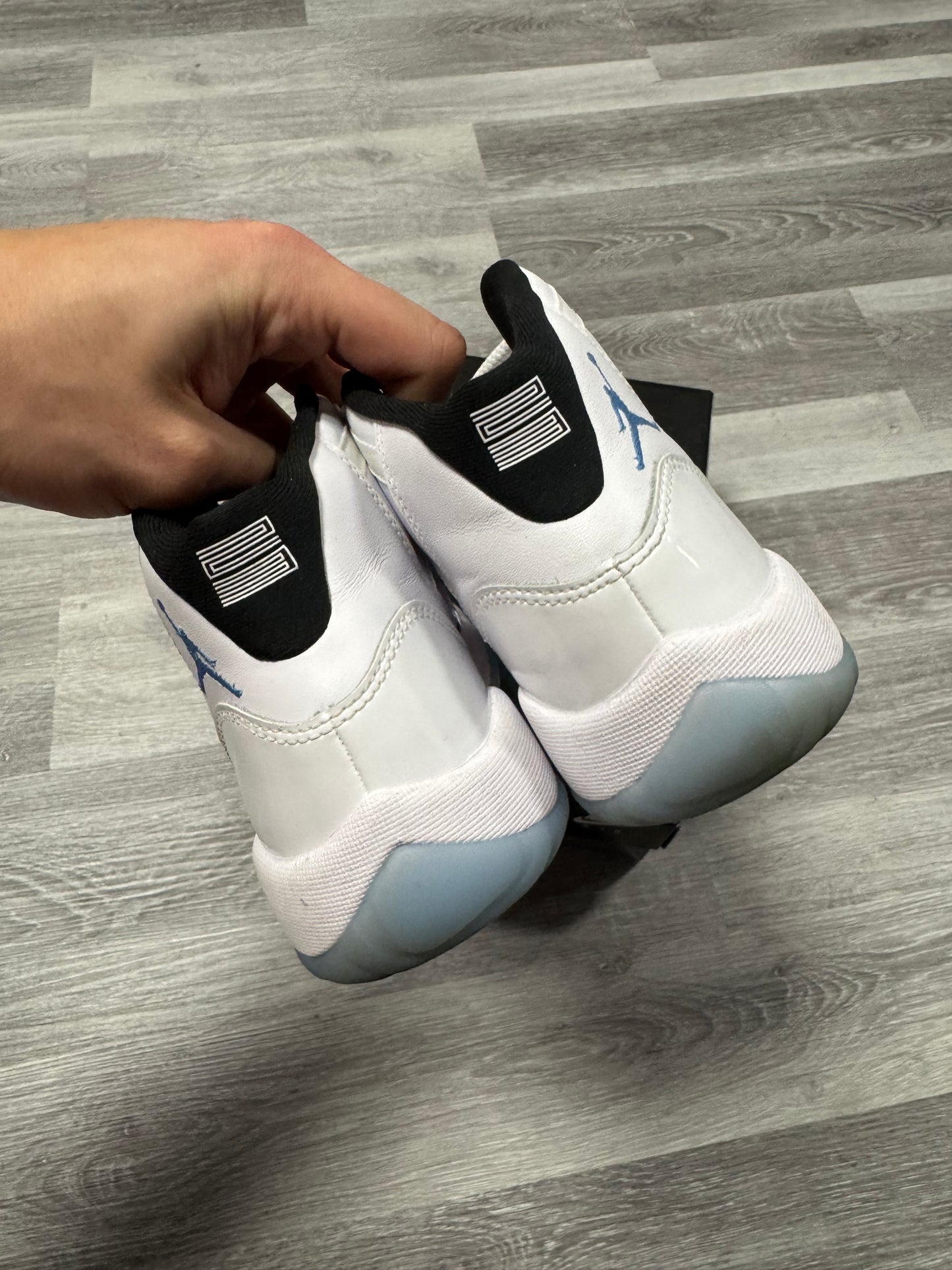 Jordan 11 Legend Blue / Preowned