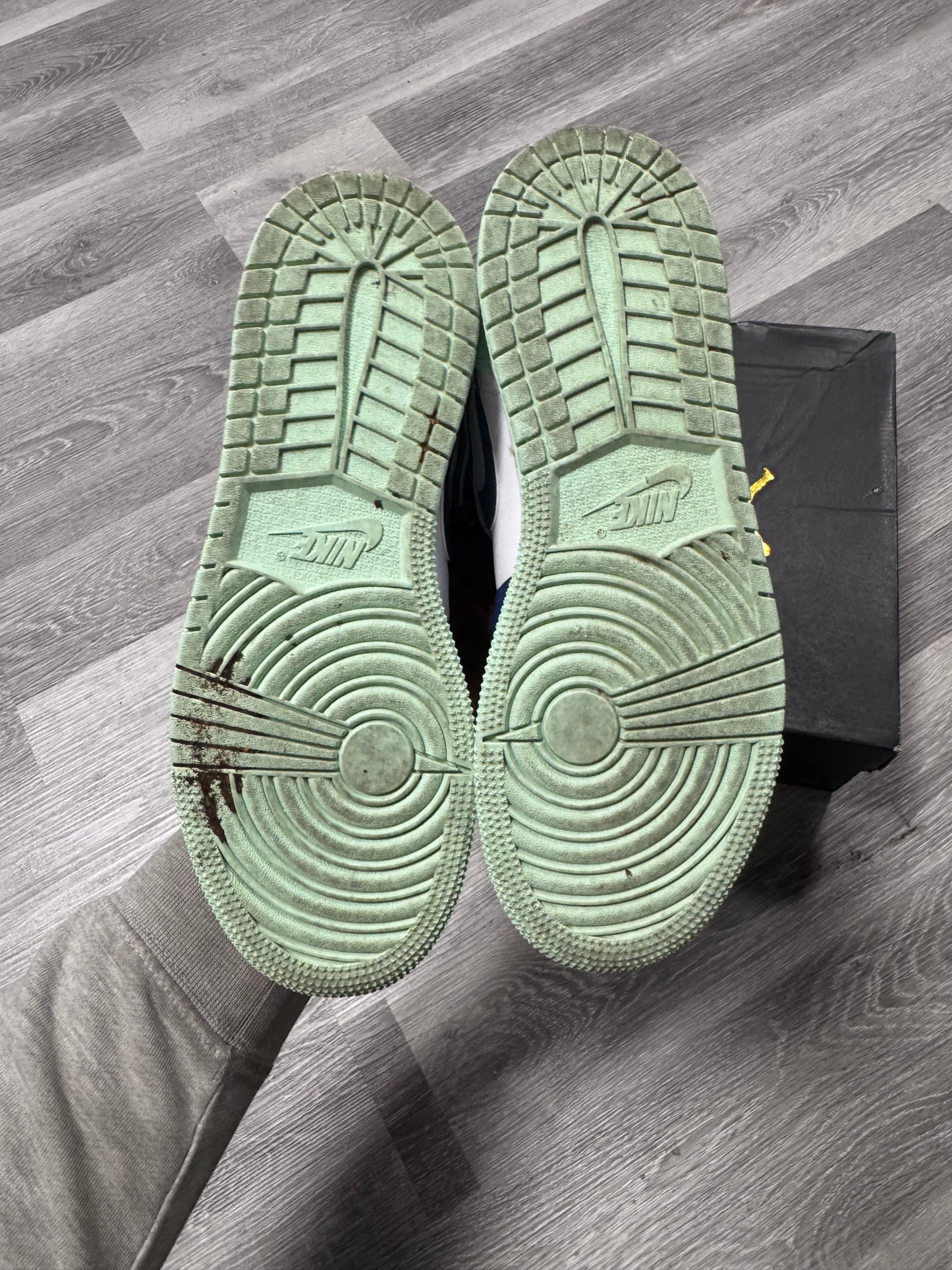 Jordan 1 Mid Mystic Navy Mint Foam / Preowned