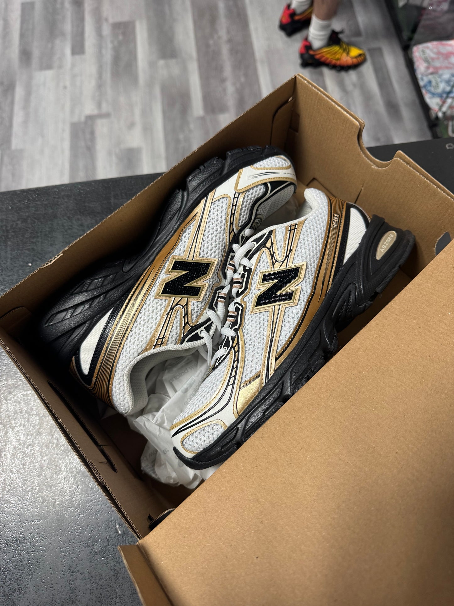 New Balance 740 Metallic Gold Black / Preowned