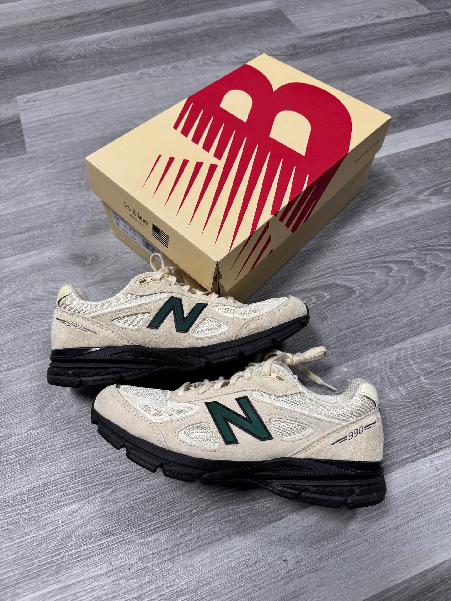 New Balance 990 Macadamia / Preowned