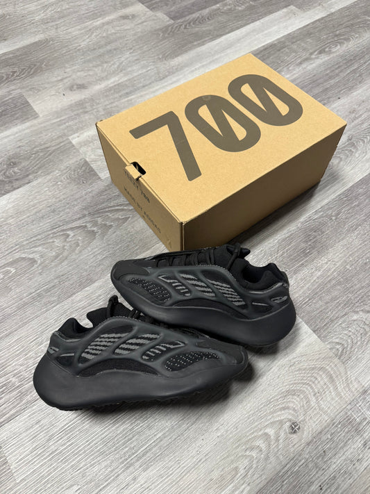 Yeezy 700 Dark Glow / Preowned
