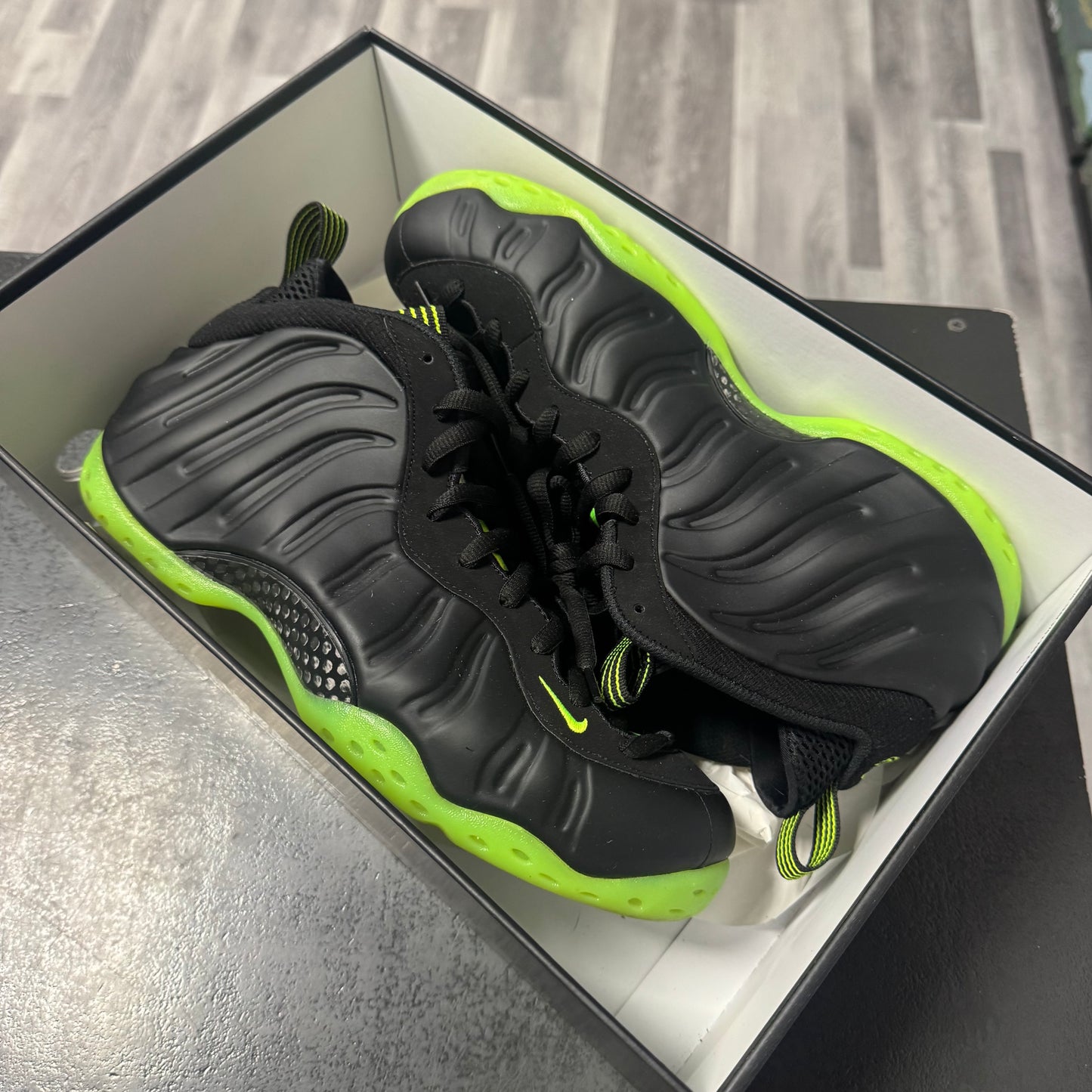 Nike Air Foamposite One Black Volt / Preowned
