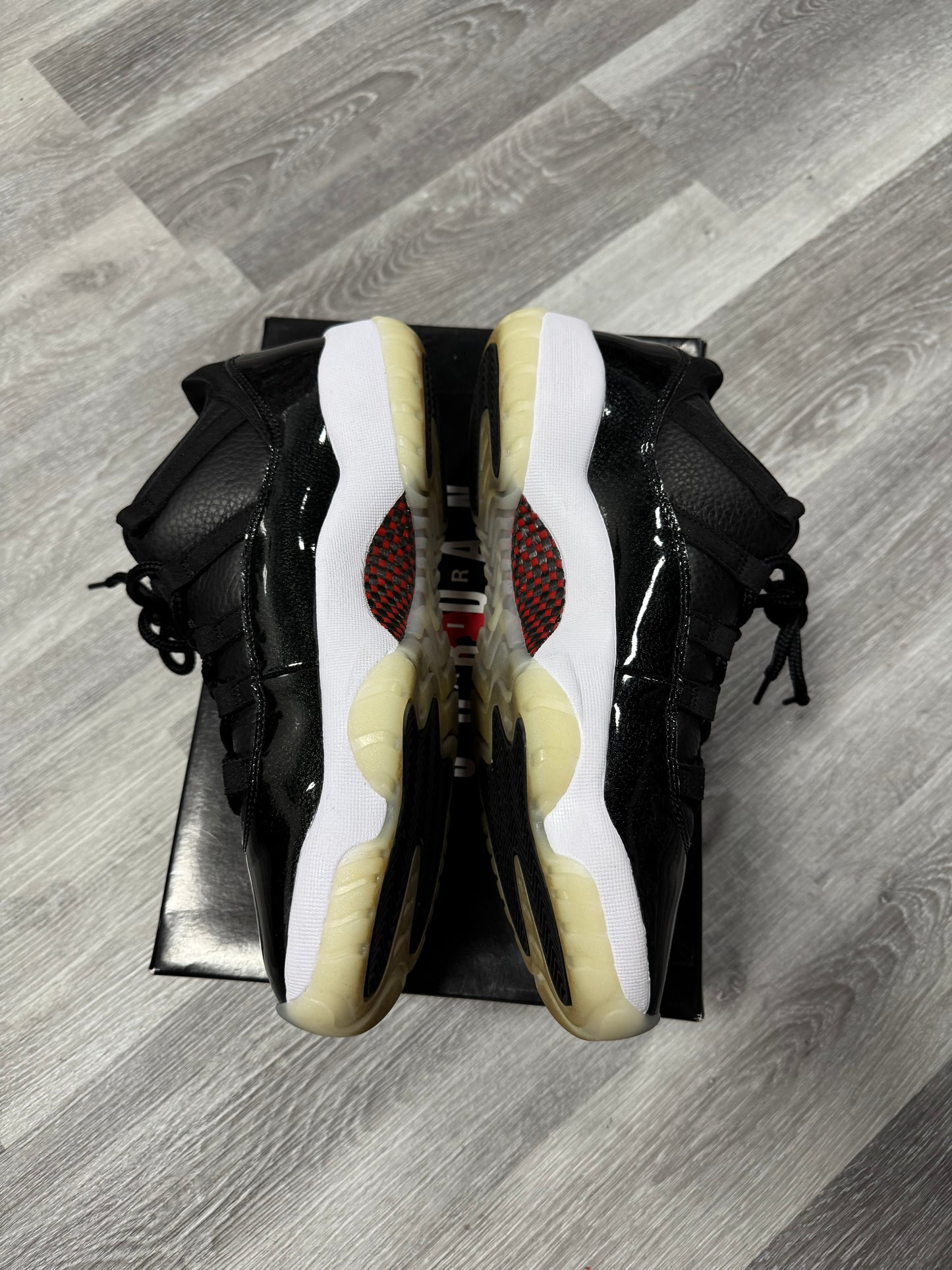 Jordan 11 Low 72-10 / Preowned