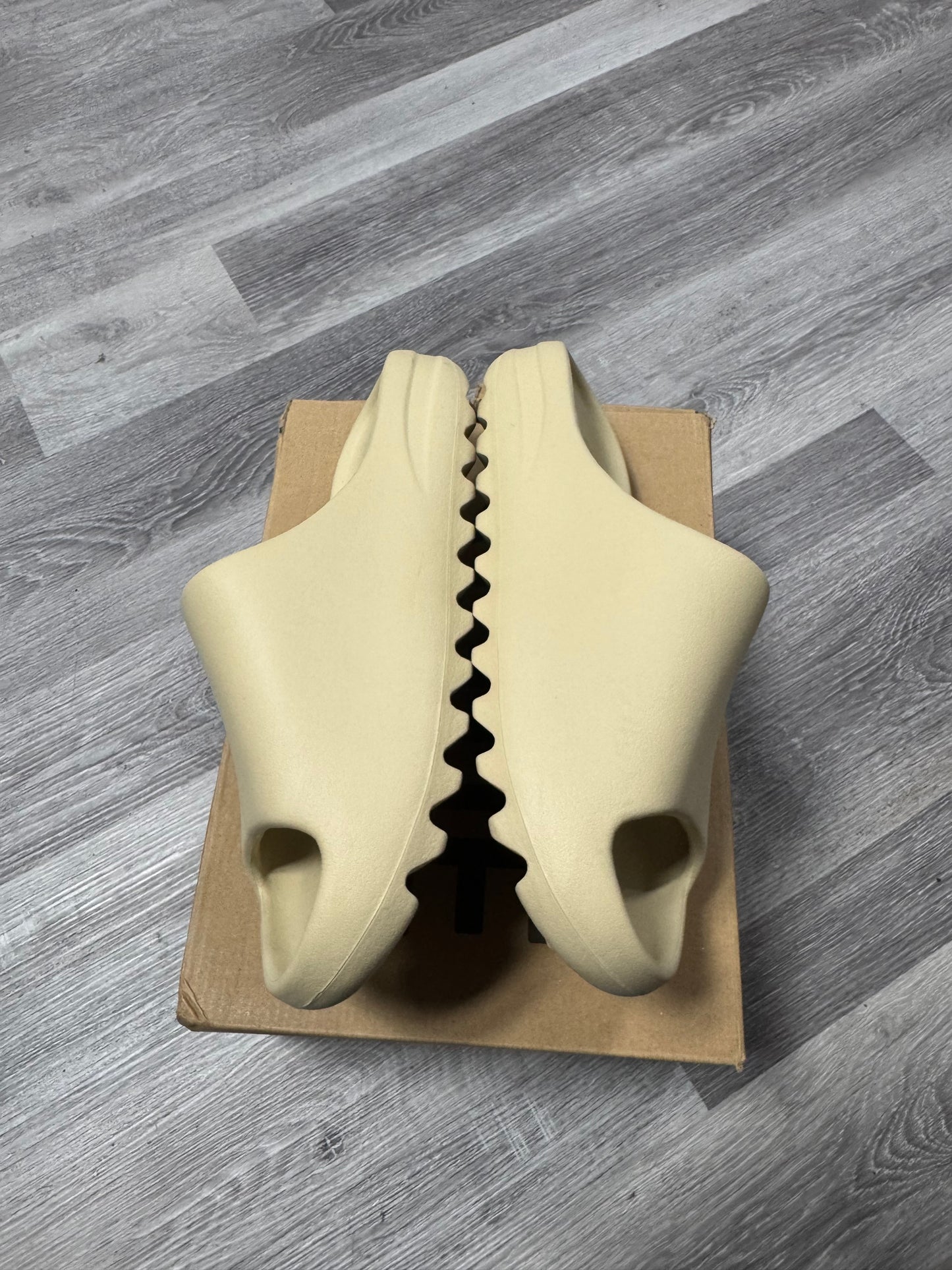 Yeezy Slide Bone / Preowned