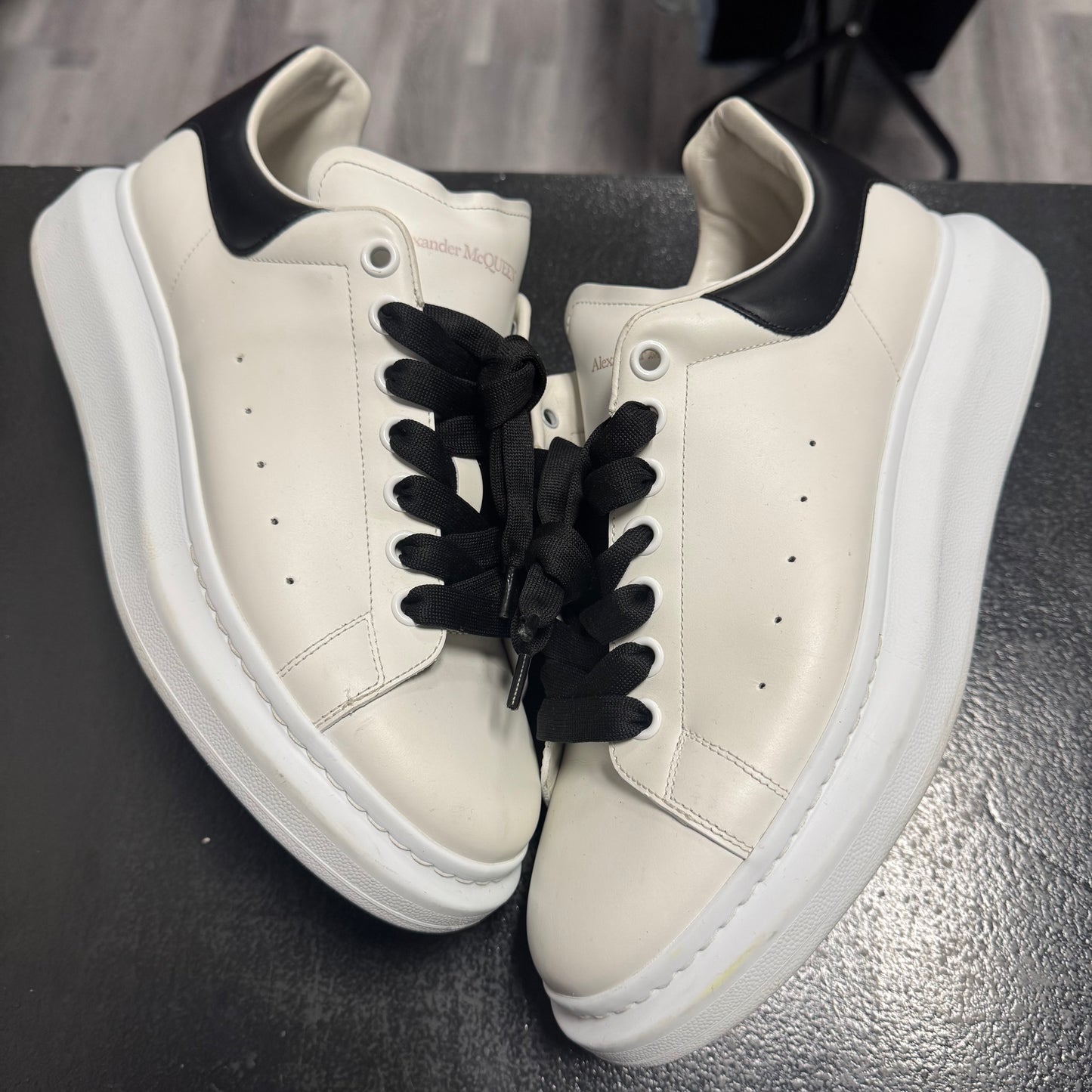 Alexander Mcqueen White Black / Preowned