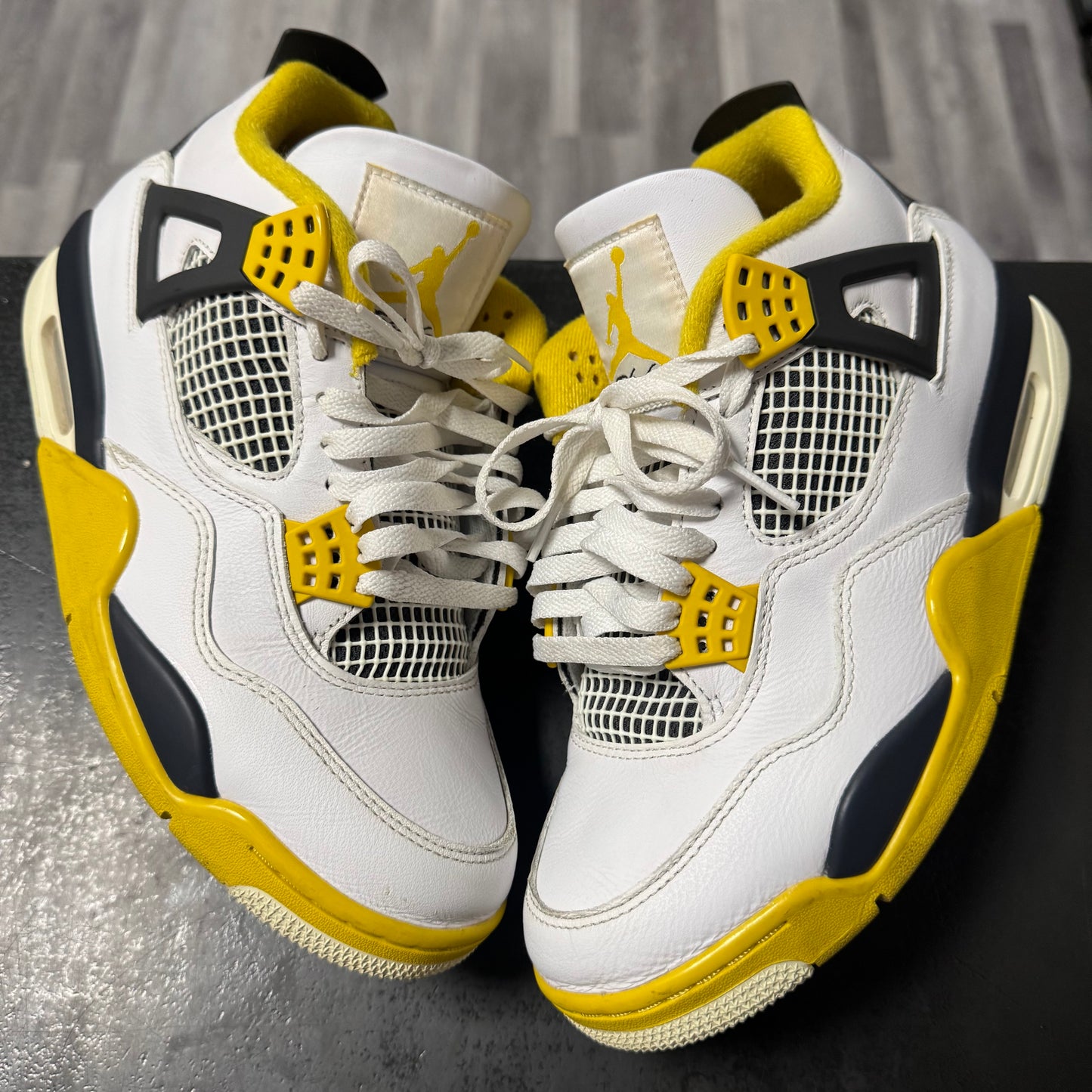 Jordan 4 Vivid Sulfur / Preowned