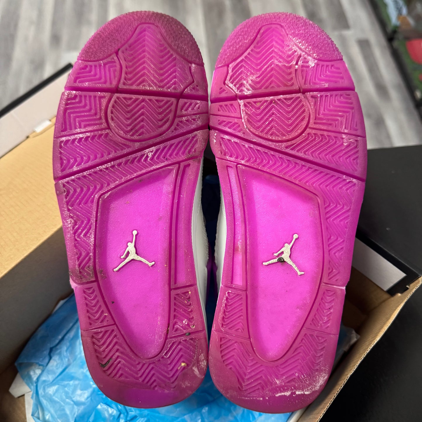 Jordan 4 Hyper Violet / Preowned