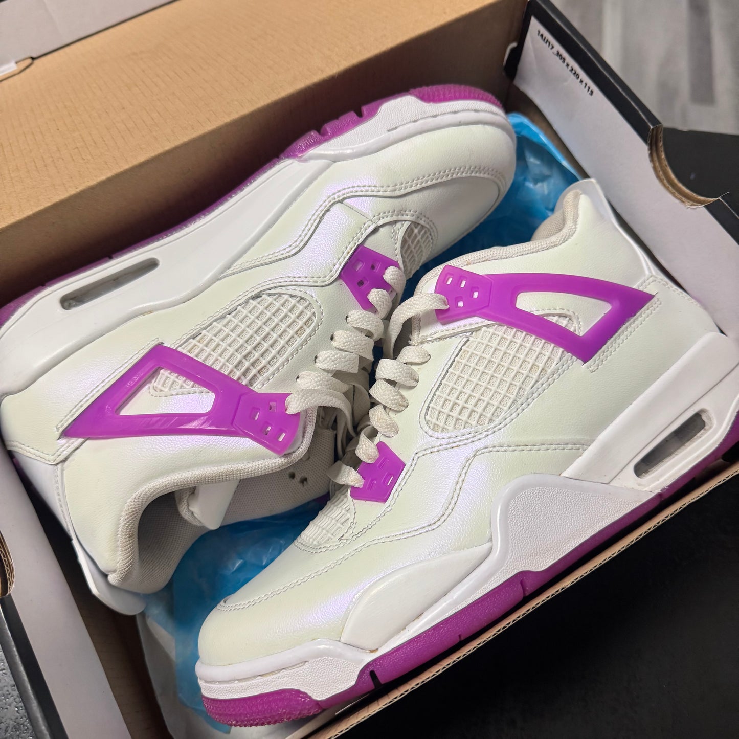 Jordan 4 Hyper Violet / Preowned