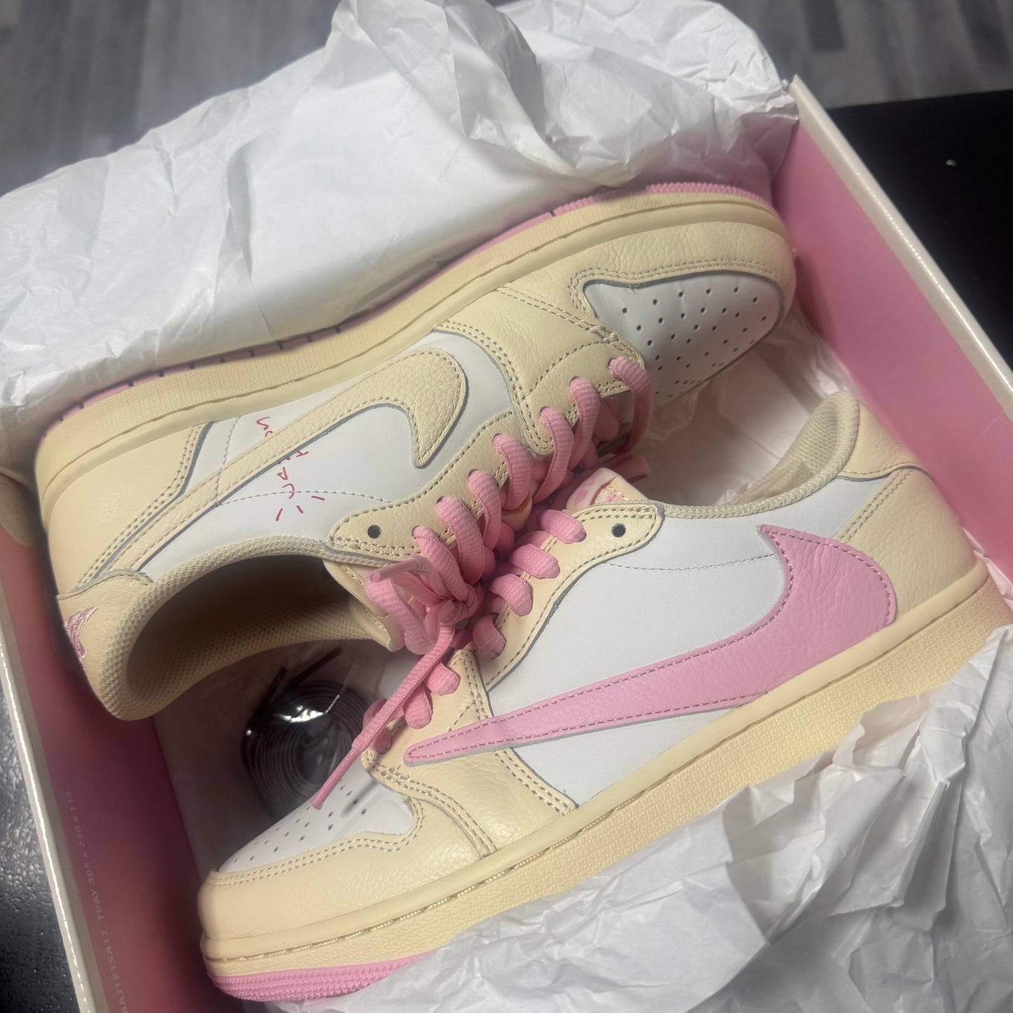 Jordan 1 Travis Scott Low Shy Pink / Preowned