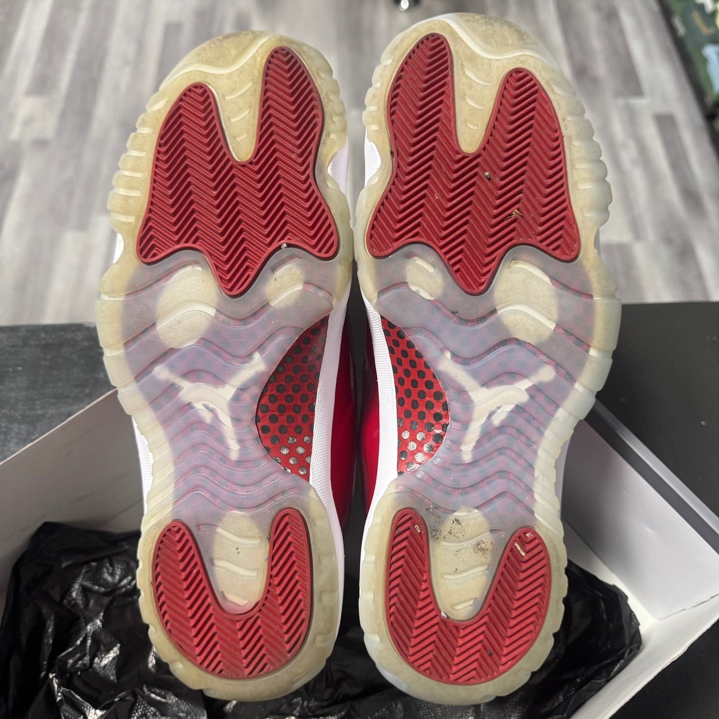 Jordan 11 Cherry / Preowned