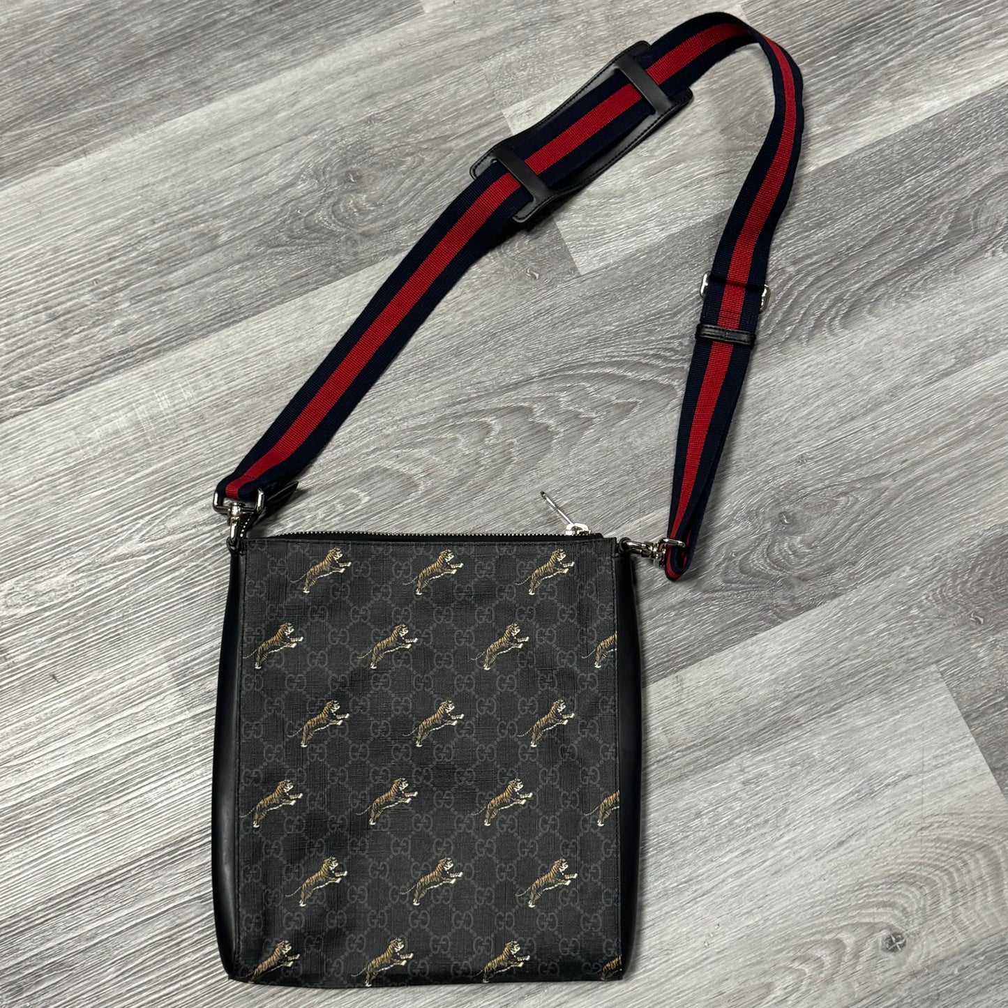Gucci GG Supreme Tigers Messenger Bag