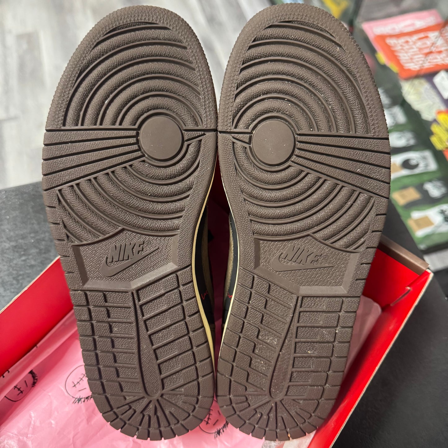Jordan 1 Low Travis Scott Mocha / Preowned