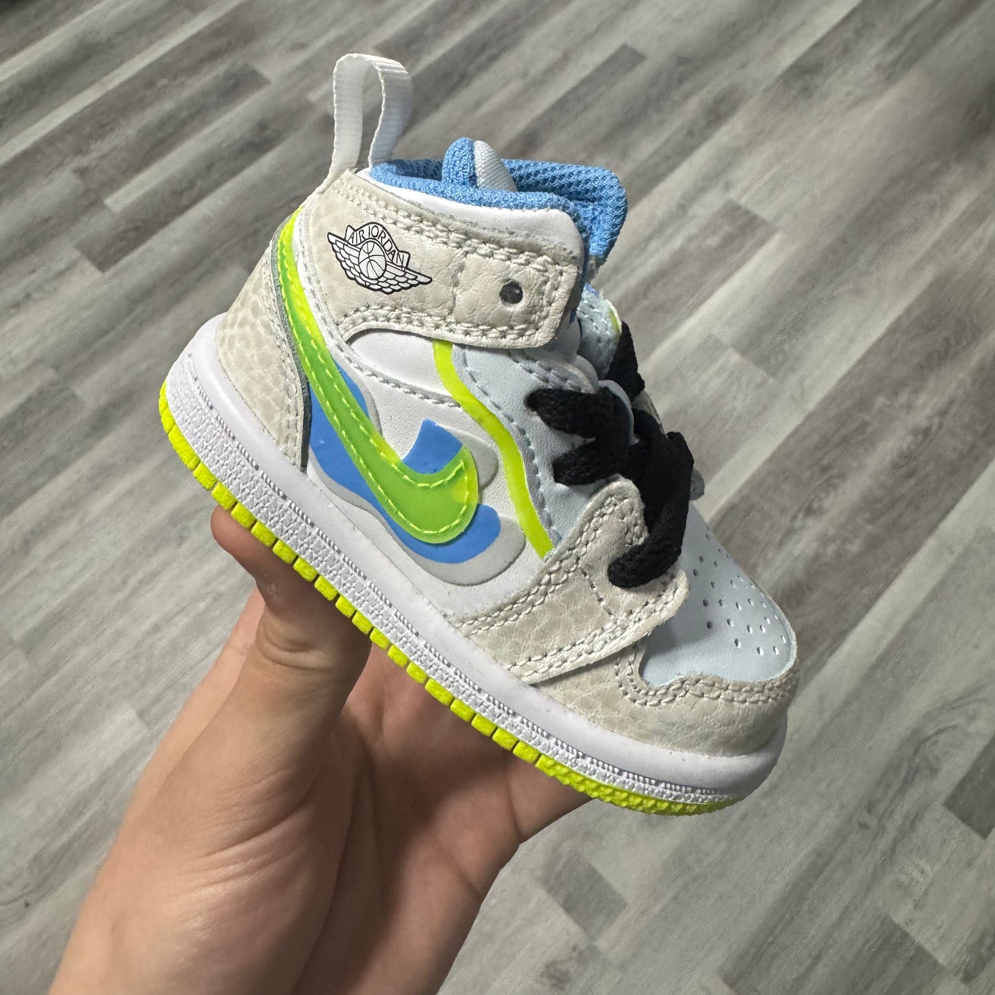 Jordan 1 Mid Platinum Tint University Blue Volt / Brand New